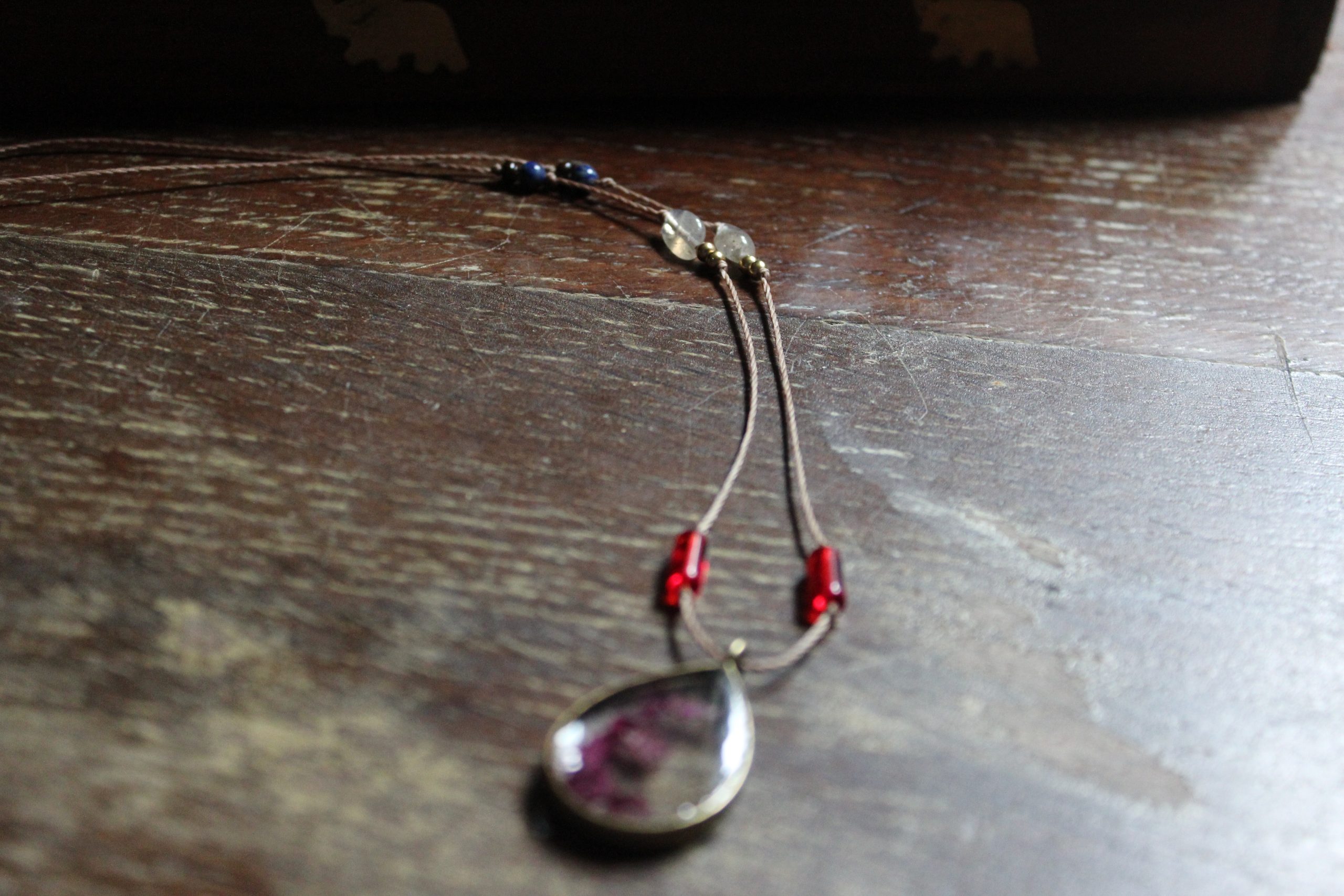 Chaîne de collier en fil avec perles et pierres