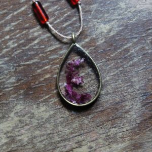 Collier initiale E fait en pétales de rose séchées et résine
