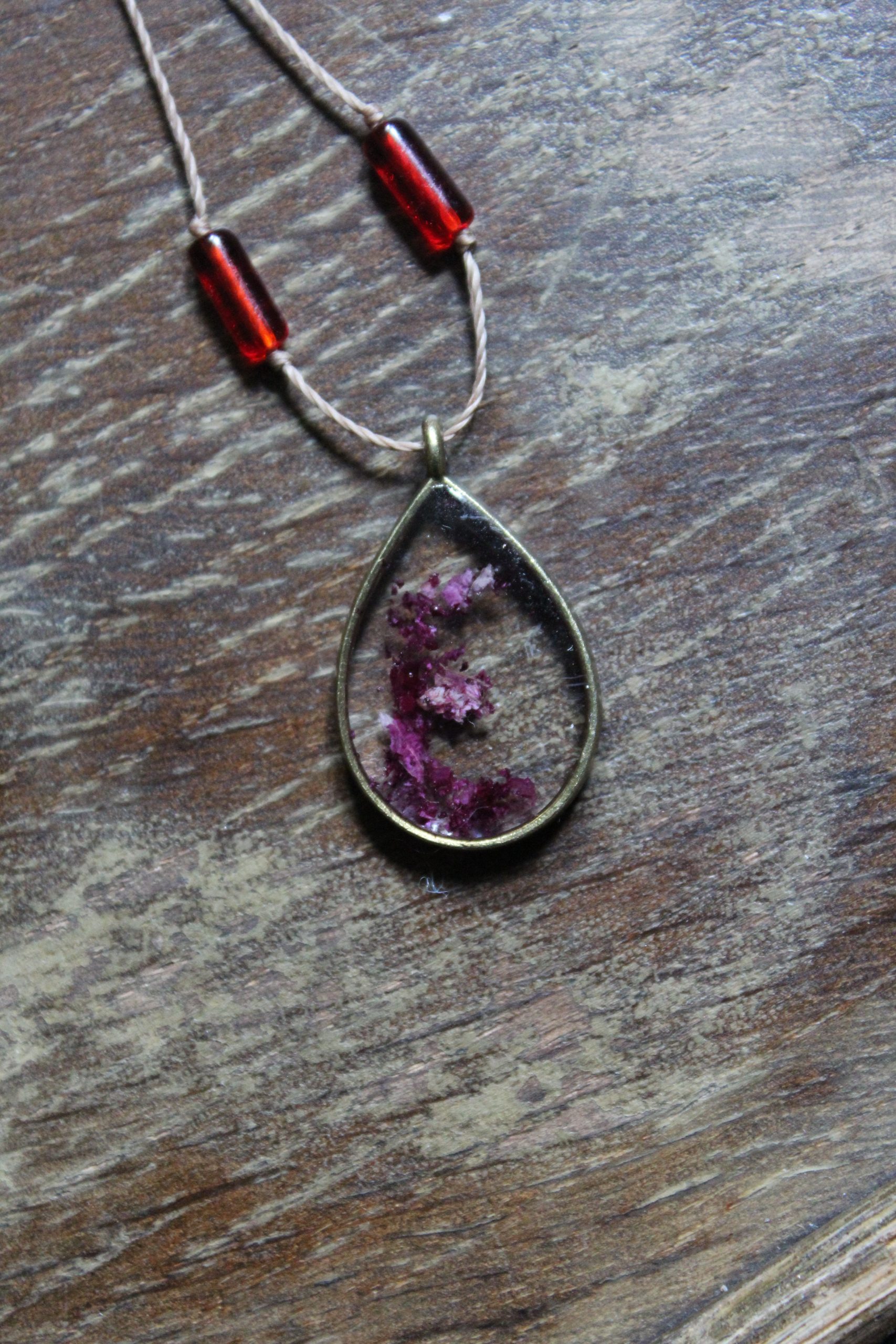 Collier initiale E fait en pétales de rose séchées et résine