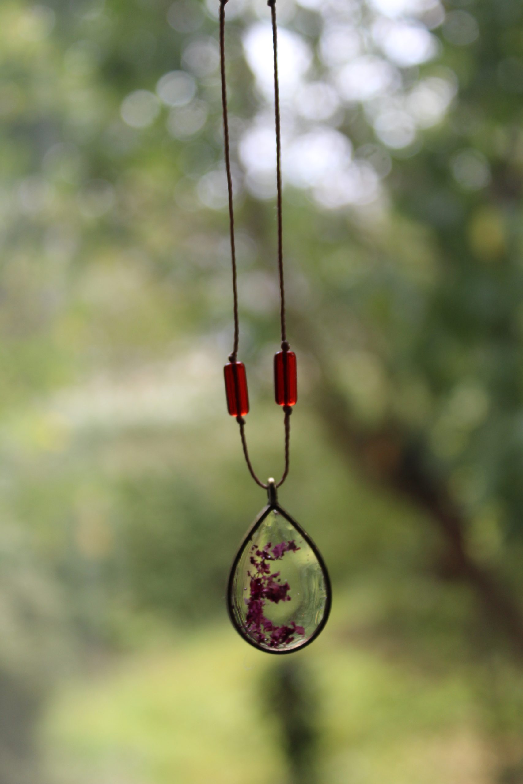 Collier initiale E pétale de rose et fil perles