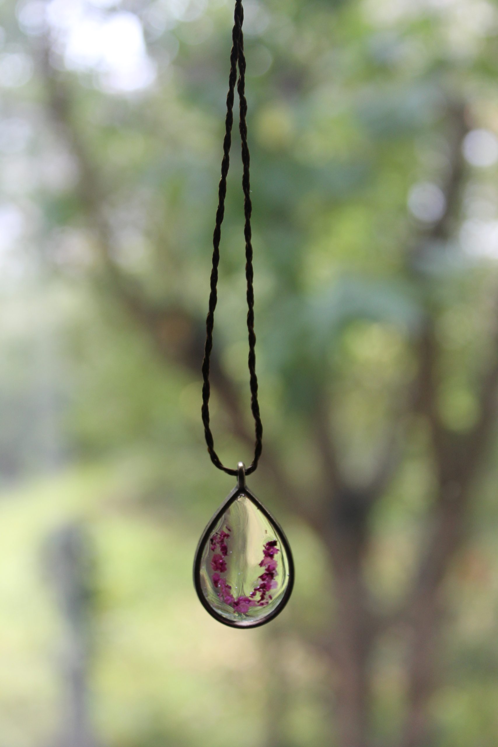 Collier initiale U pétale de rose et cordon