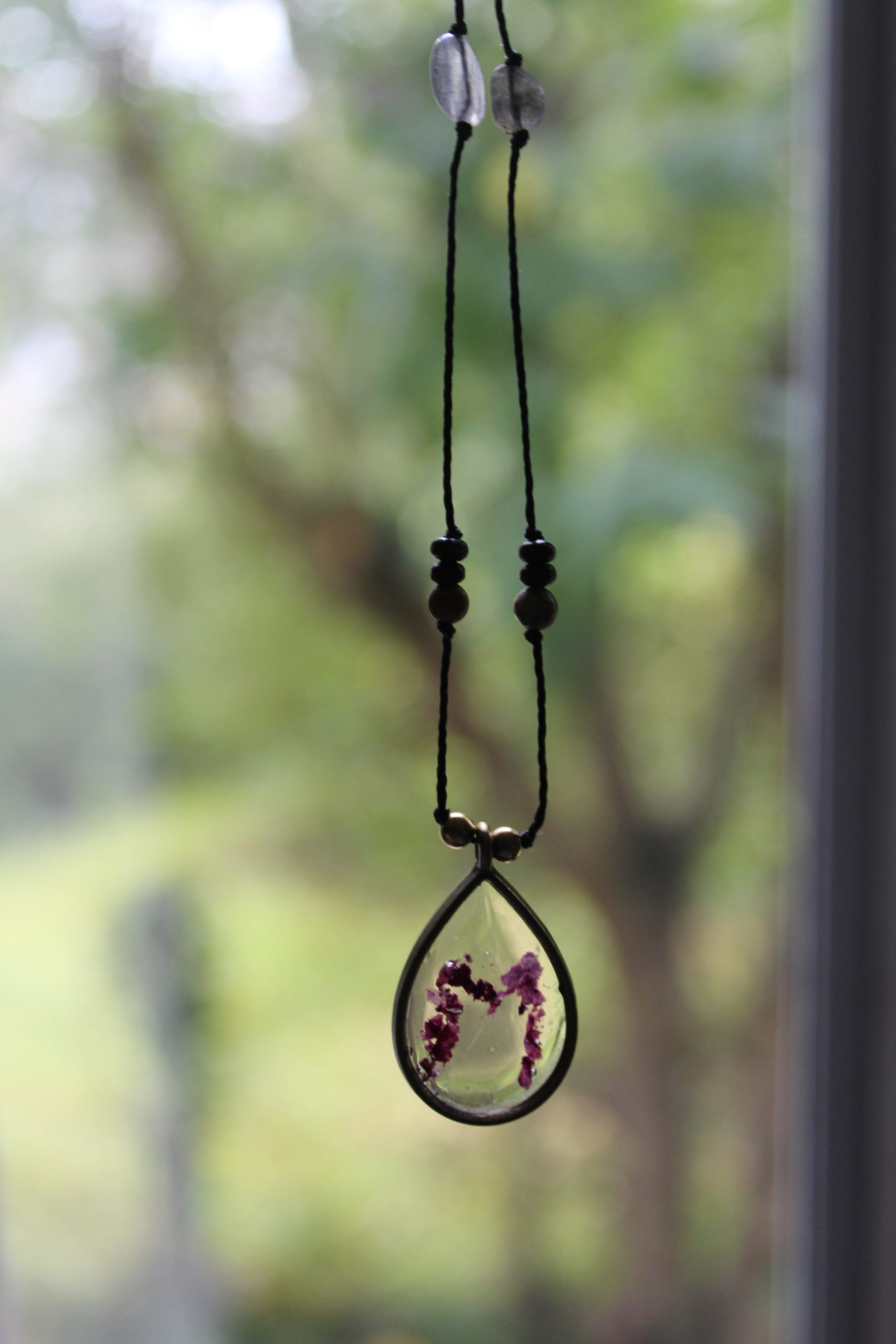 Collier initiale M pétale de rose et fil perles