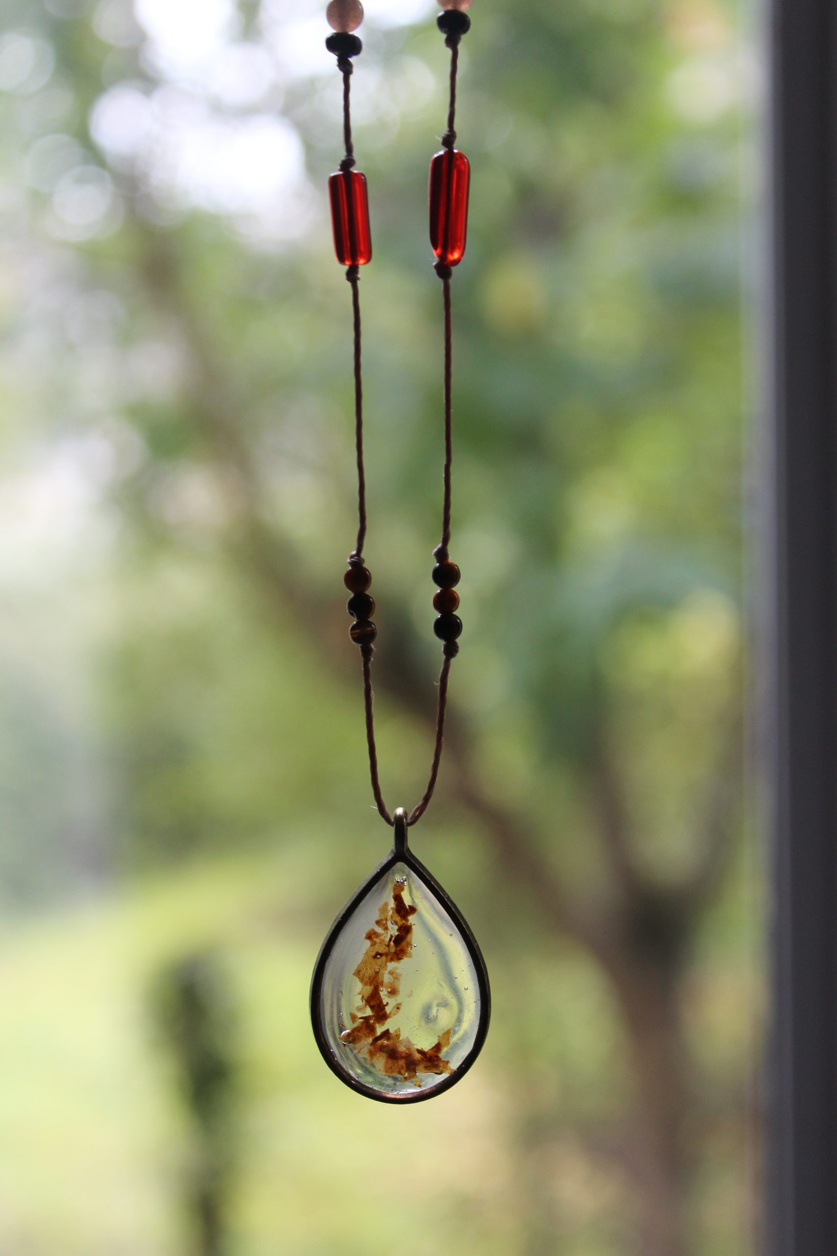 Collier initiale L pétale de rose et fil perles