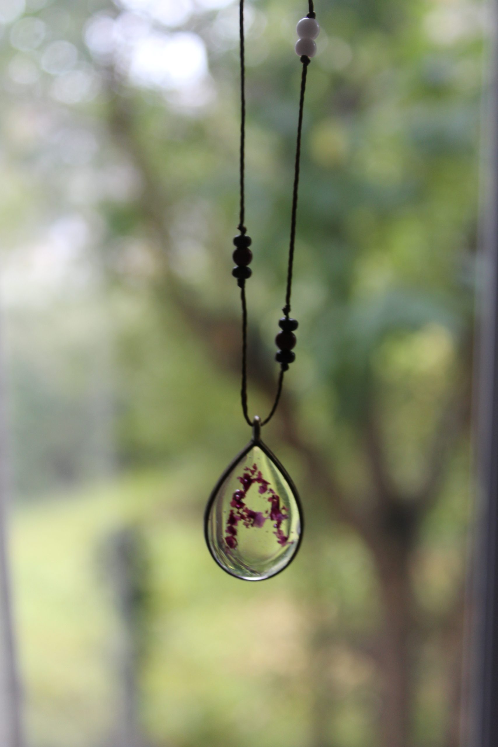 Collier initiale A pétale de rose et fil perles