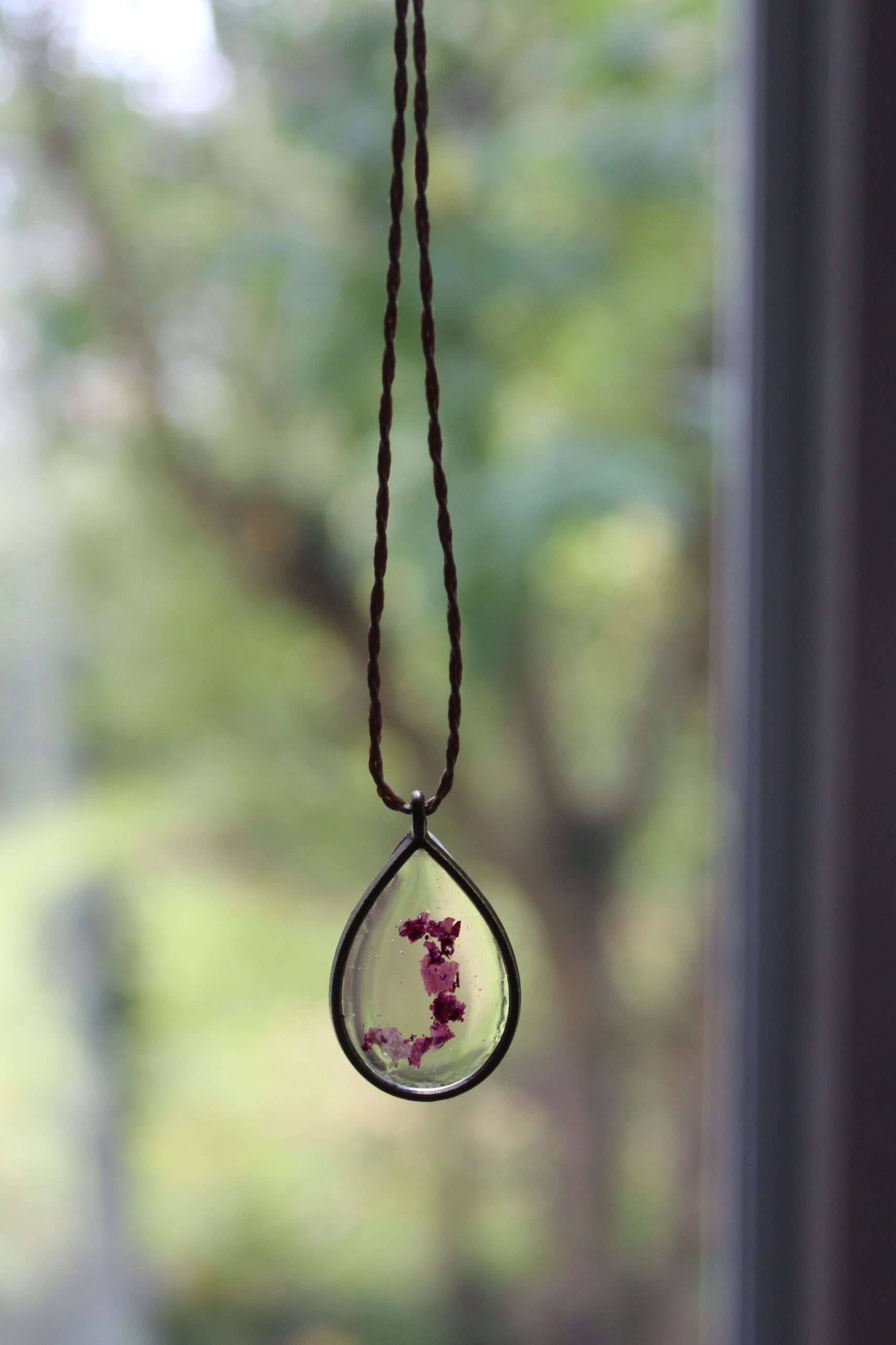 Collier initiale J pétale de rose et cordon