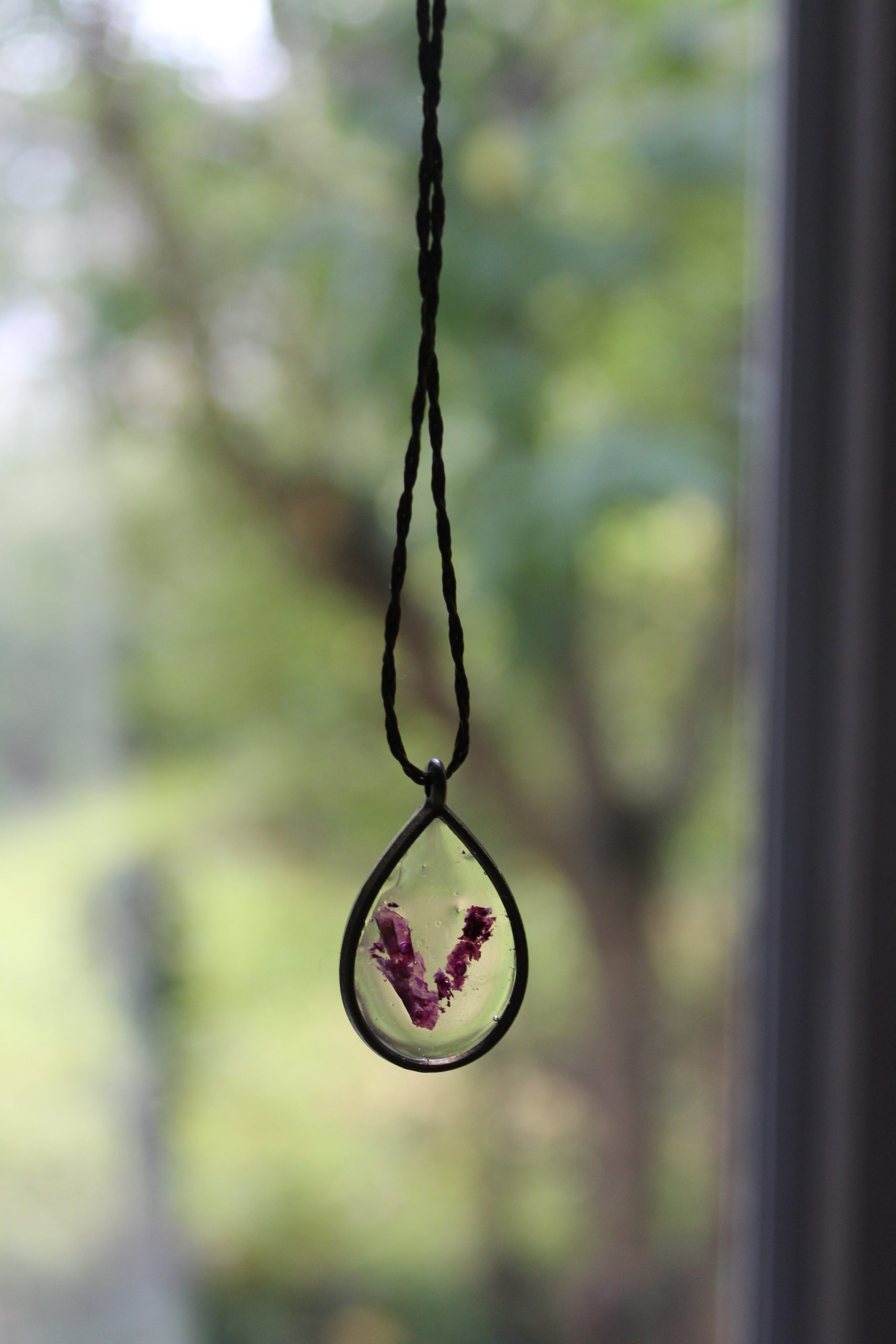 Collier initiale V pétale de rose et cordon