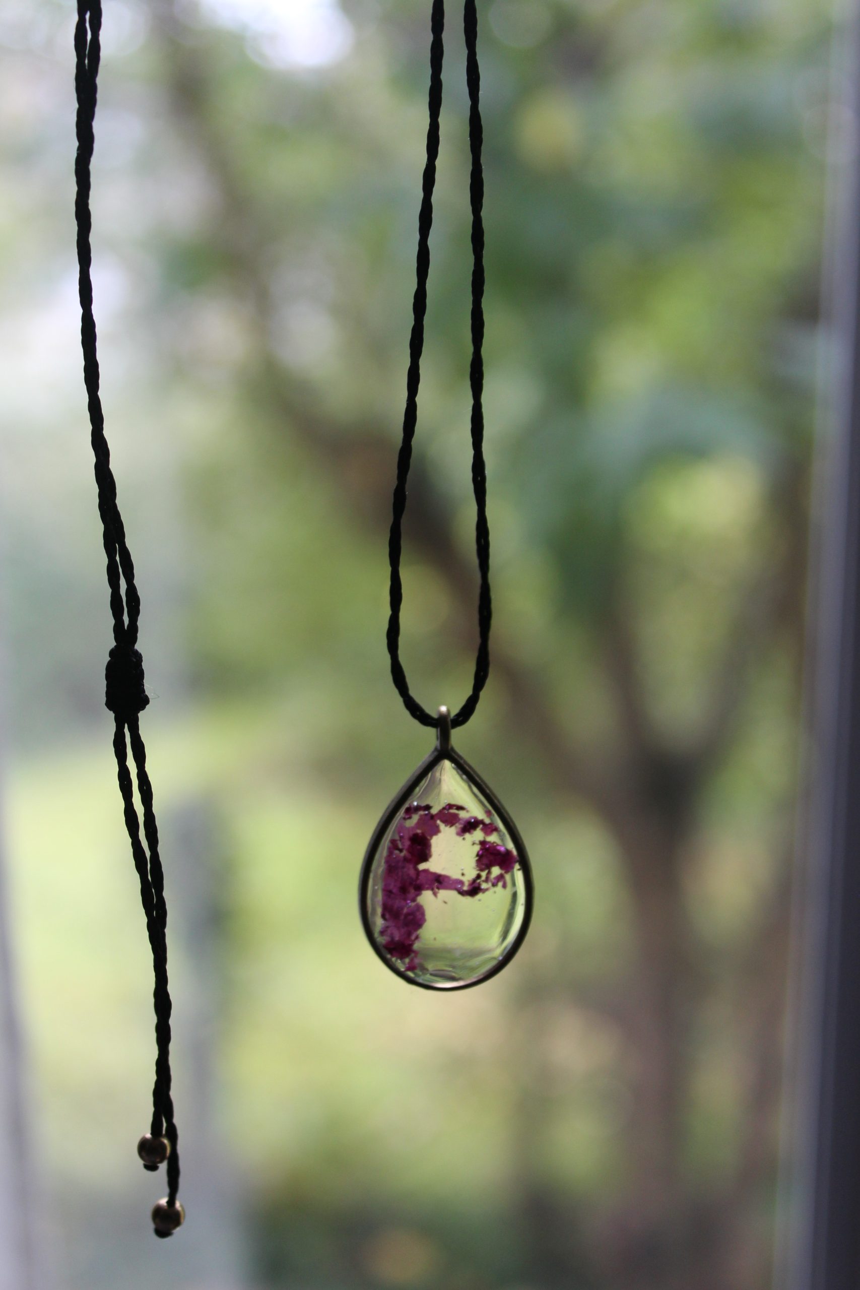 Collier initiale P pétale de rose et cordon macramé