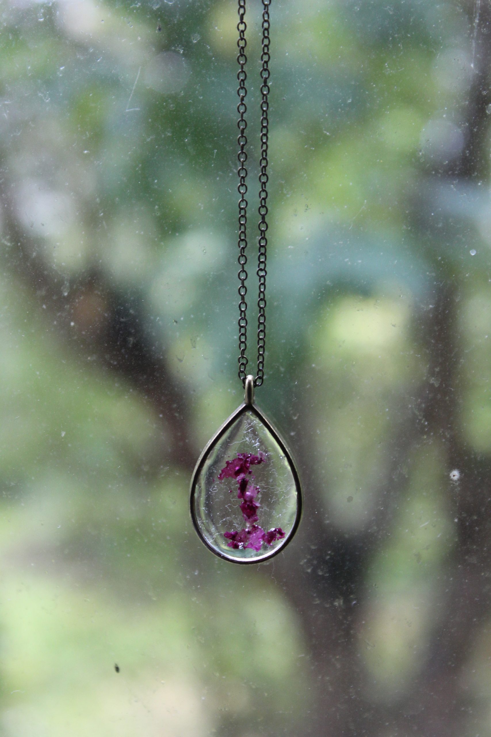Collier initiale I en pétale de rose et chaine en laiton