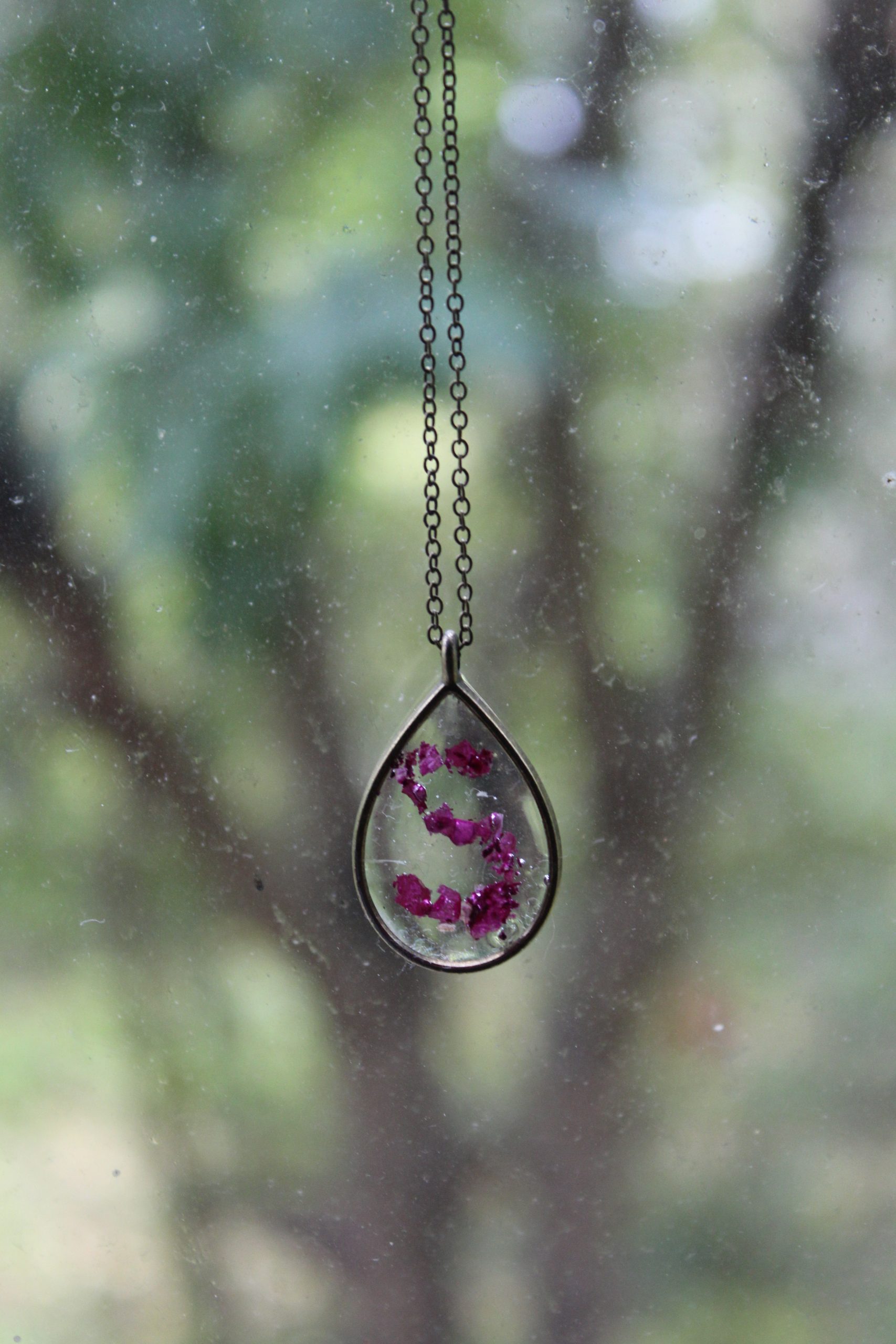 Collier initiale S pétale de rose et chaîne en laiton