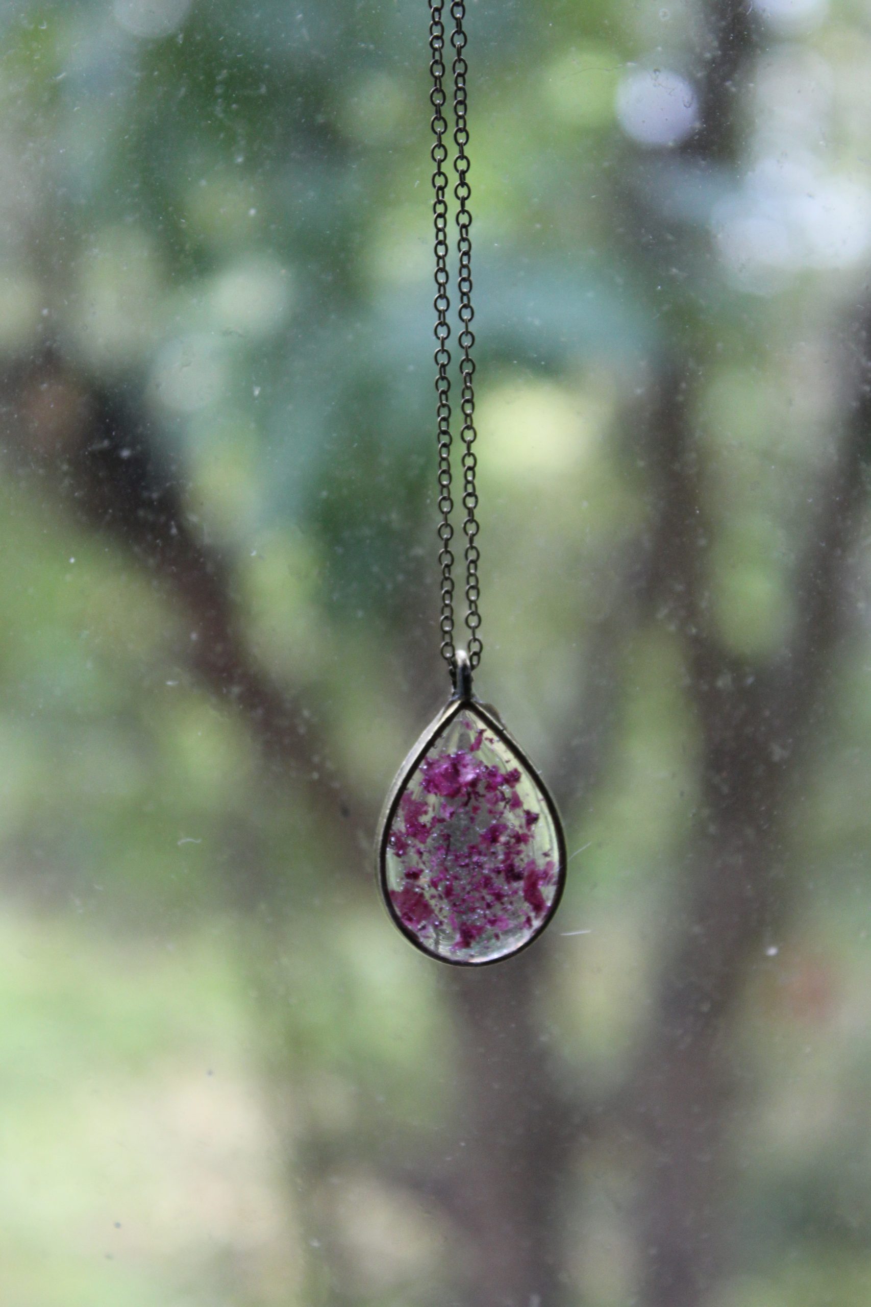 Collier pétale de rose broyée et chaîne en laiton