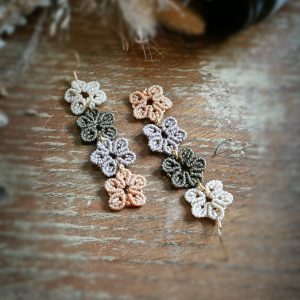 Boucles d'oreilles en micro macramé représentant 4 fleurs parme, beige, chocolat et curry