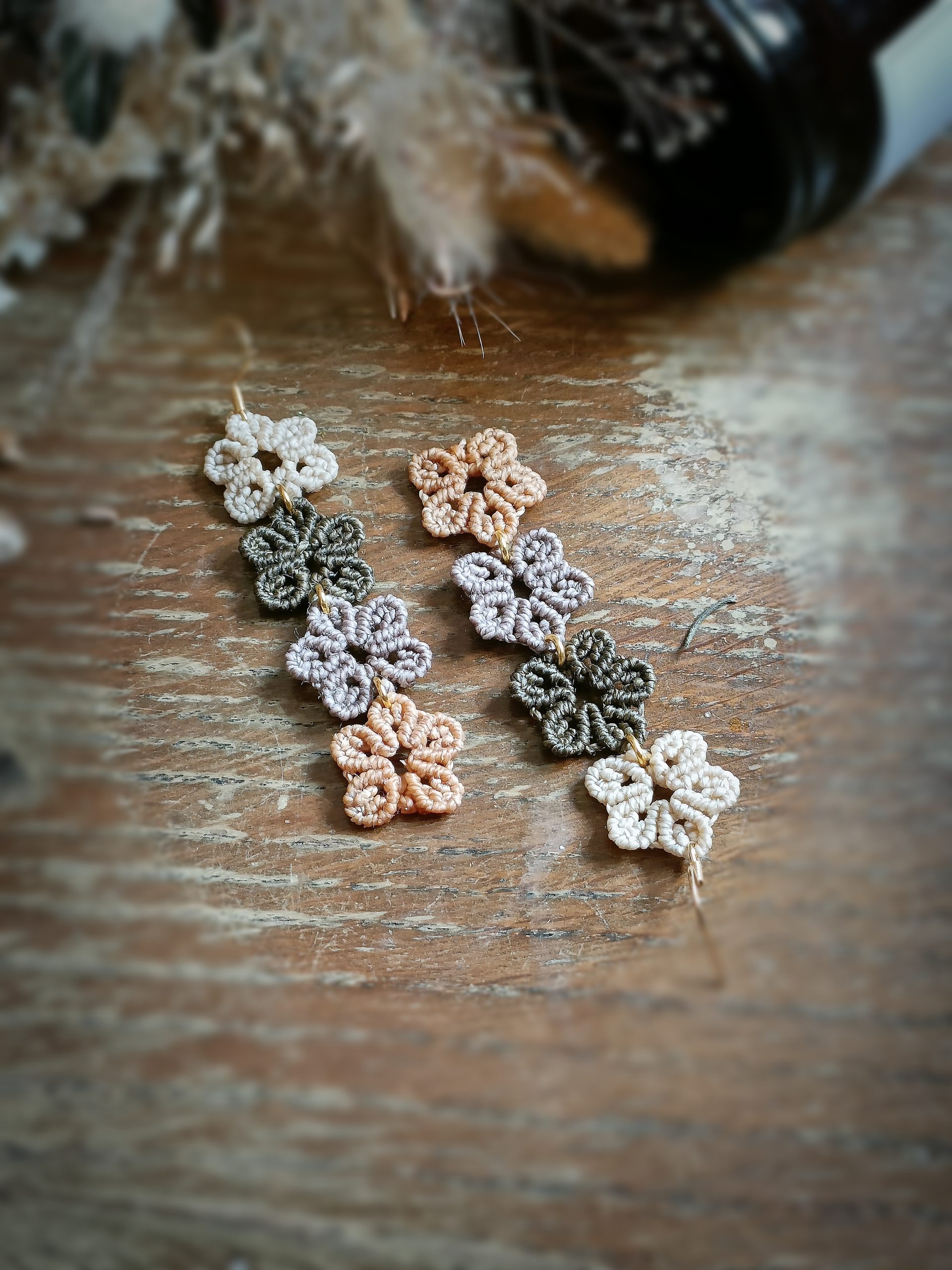 Boucles d'oreilles en micro macramé représentant 4 fleurs parme, beige, chocolat et curry