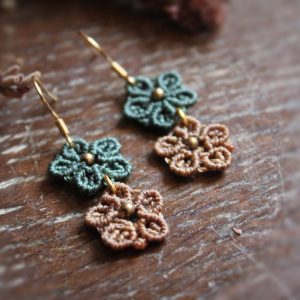 Boucles d'oreilles en micro macramé représentant des fleurs vertes et moutarde