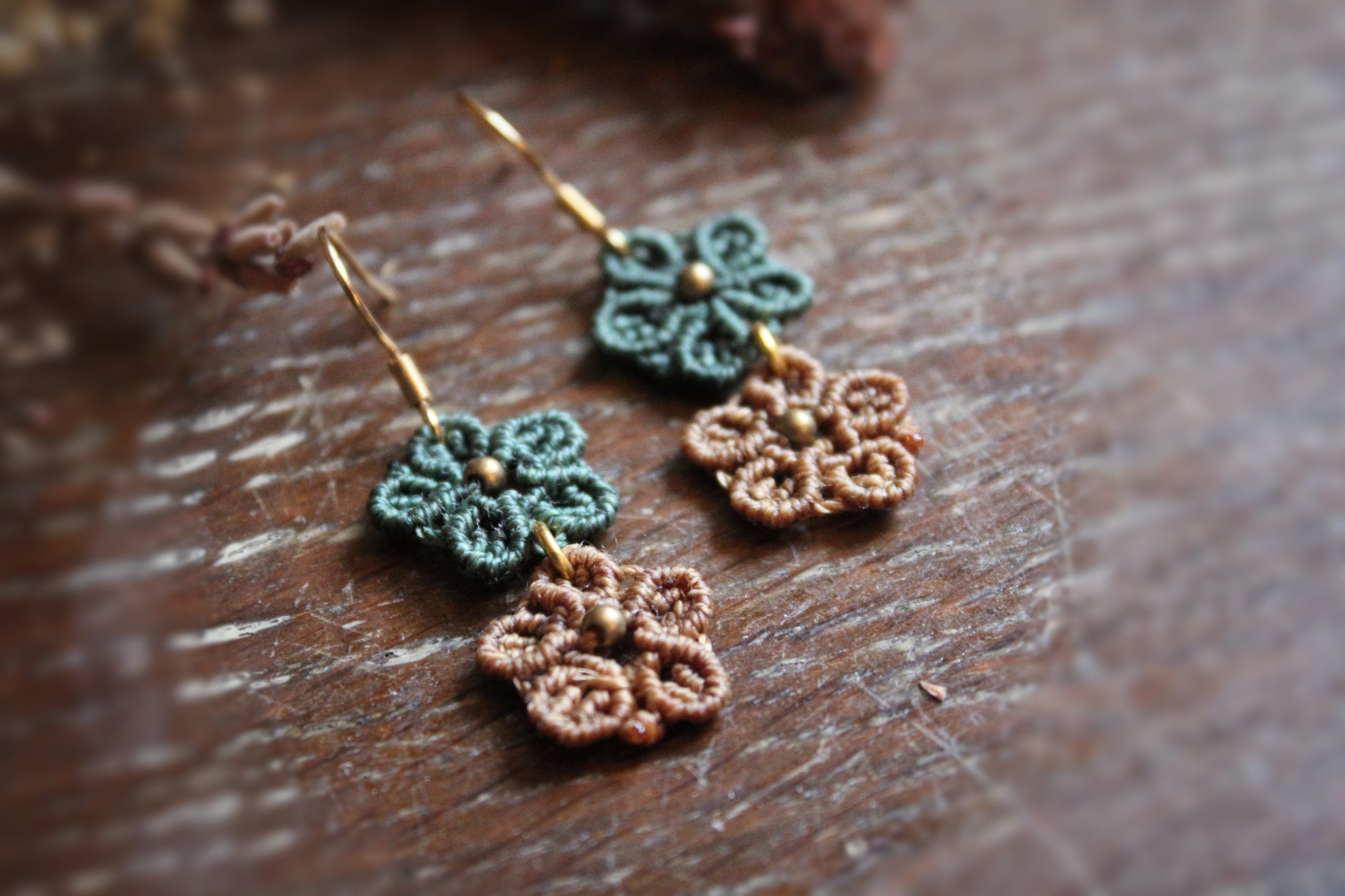 Boucles d'oreilles en micro macramé représentant des fleurs vertes et moutarde