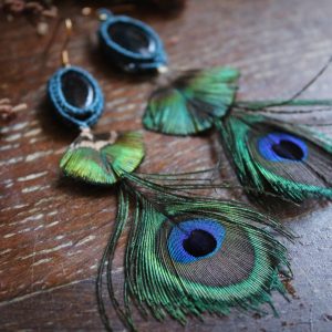 Boucles d'oreilles bleues micro macramé avec 2 plumes de paon et un mini cabochon en résine enfermant une plume de paon