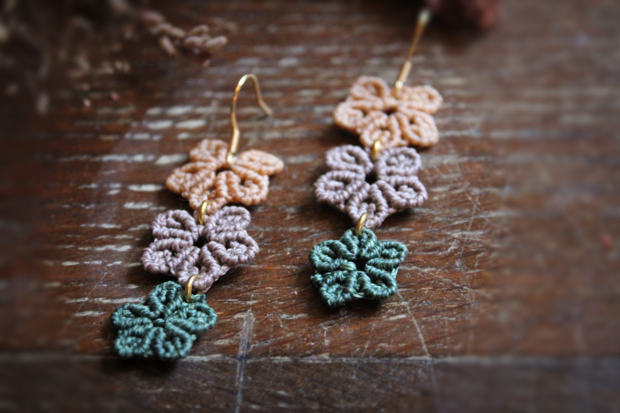 Boucles d'oreilles micro macramé représentant 3 fleurs oranges, parme et vertes