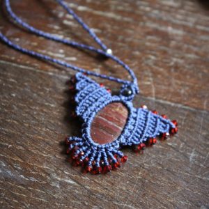 Collier avec pierre œil de fer et micro macramé représentant un oiseau