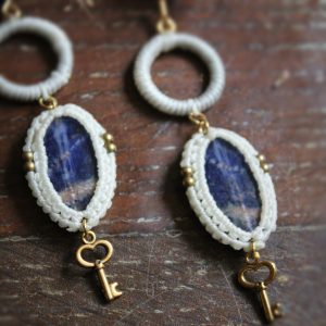 Boucles d'oreilles en micro macramé avec pierres de lapis lazuli et breloques clés dorées