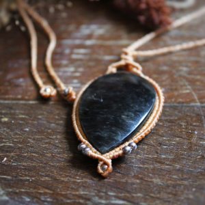 Collier simple obsidienne manto huichol