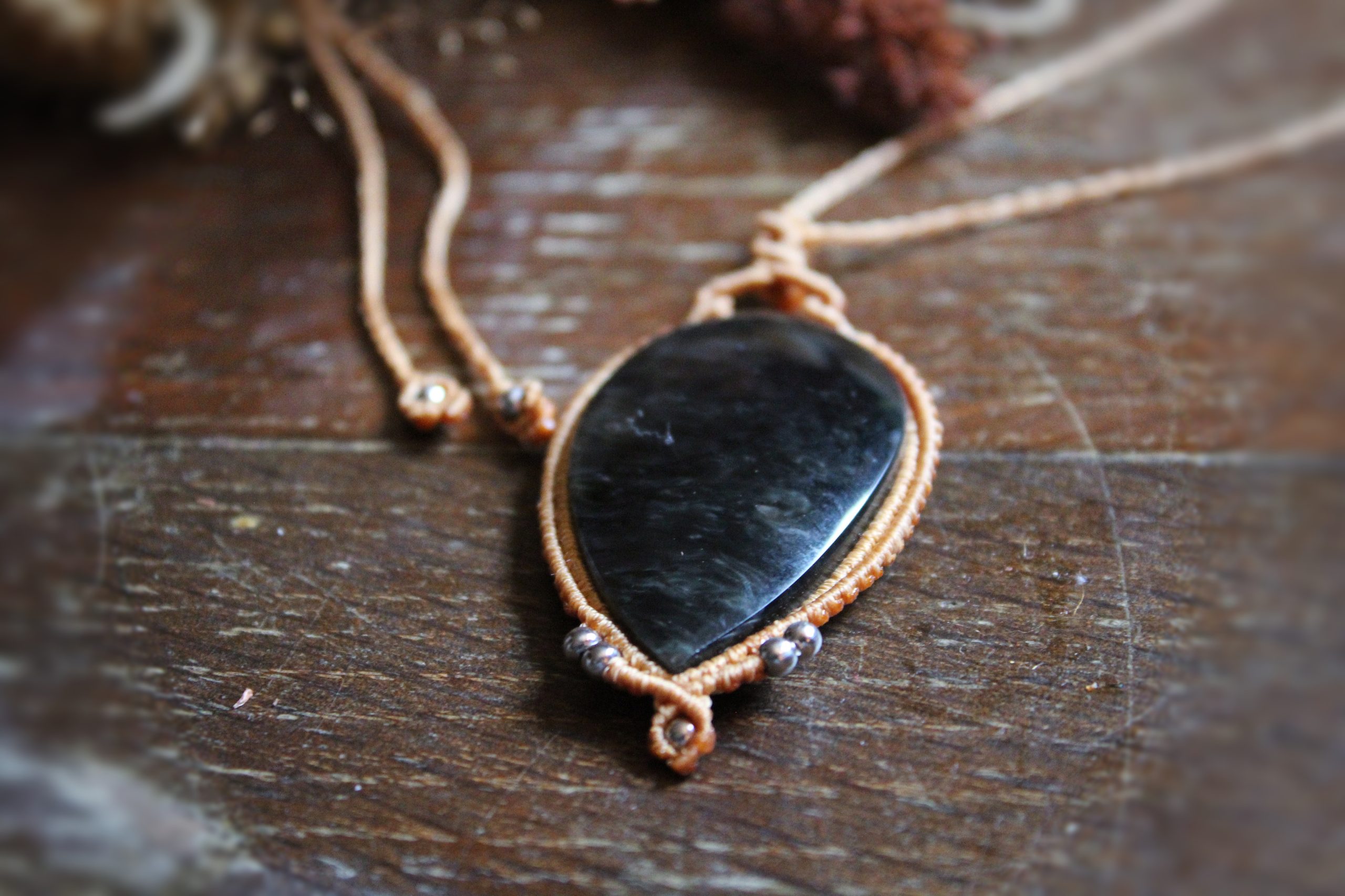 Collier simple obsidienne manto huichol