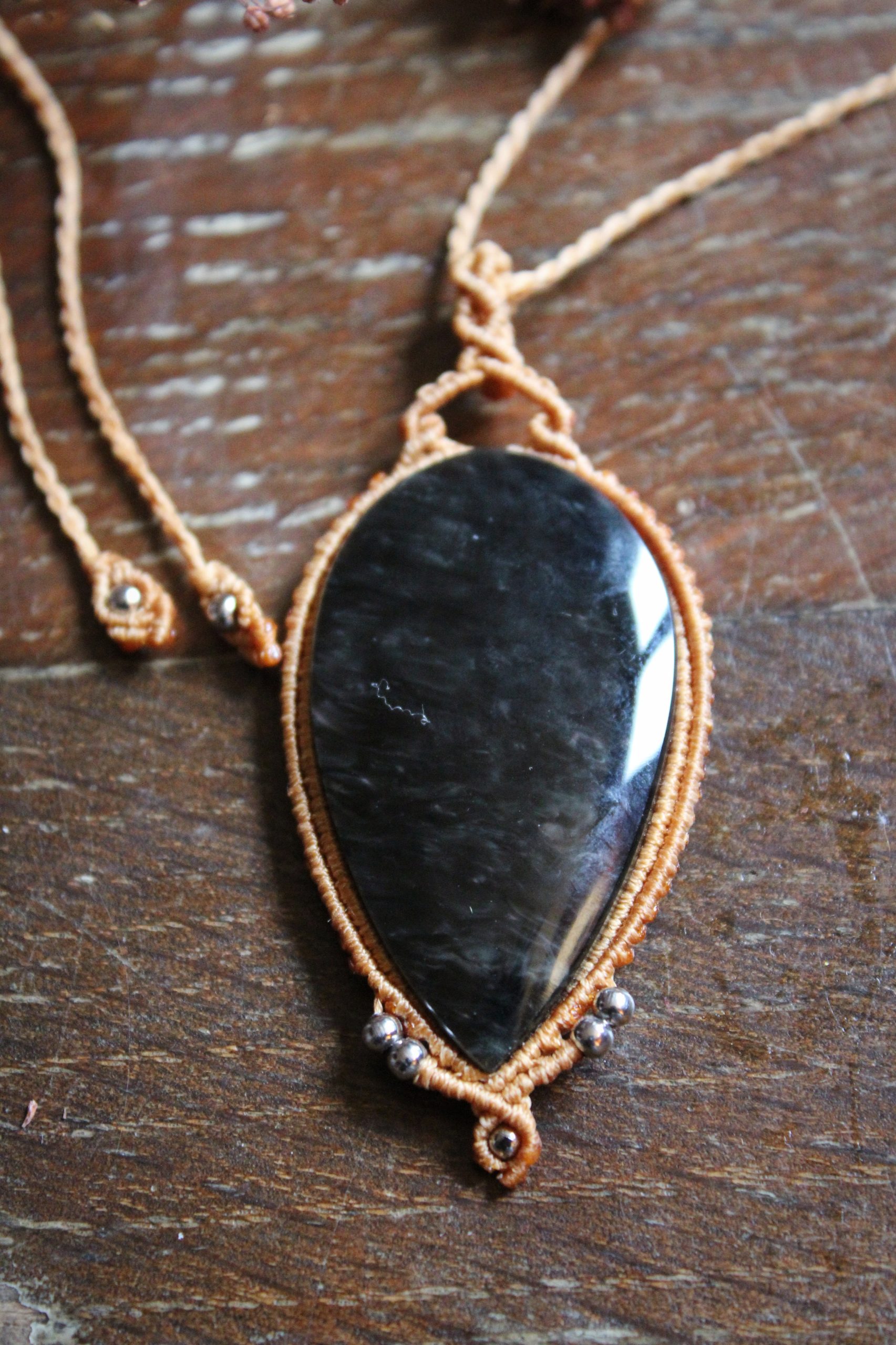 Collier simple obsidienne manto huichol
