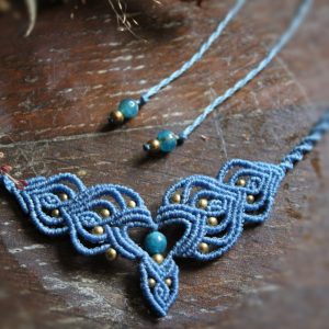 Collier en micro macramé avec pierre apatite