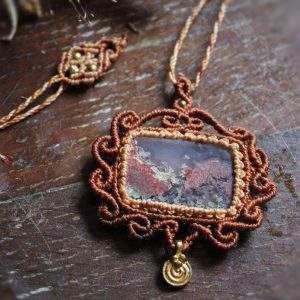 Collier pendentif en micro macramé avec une pierre d'agate paysage aux couleurs automnales