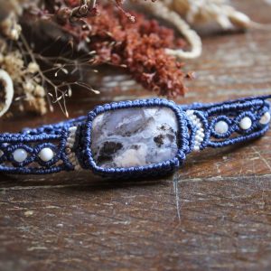 bracelet large bleu avec une pierre d'agate blue lace et perles de nacre