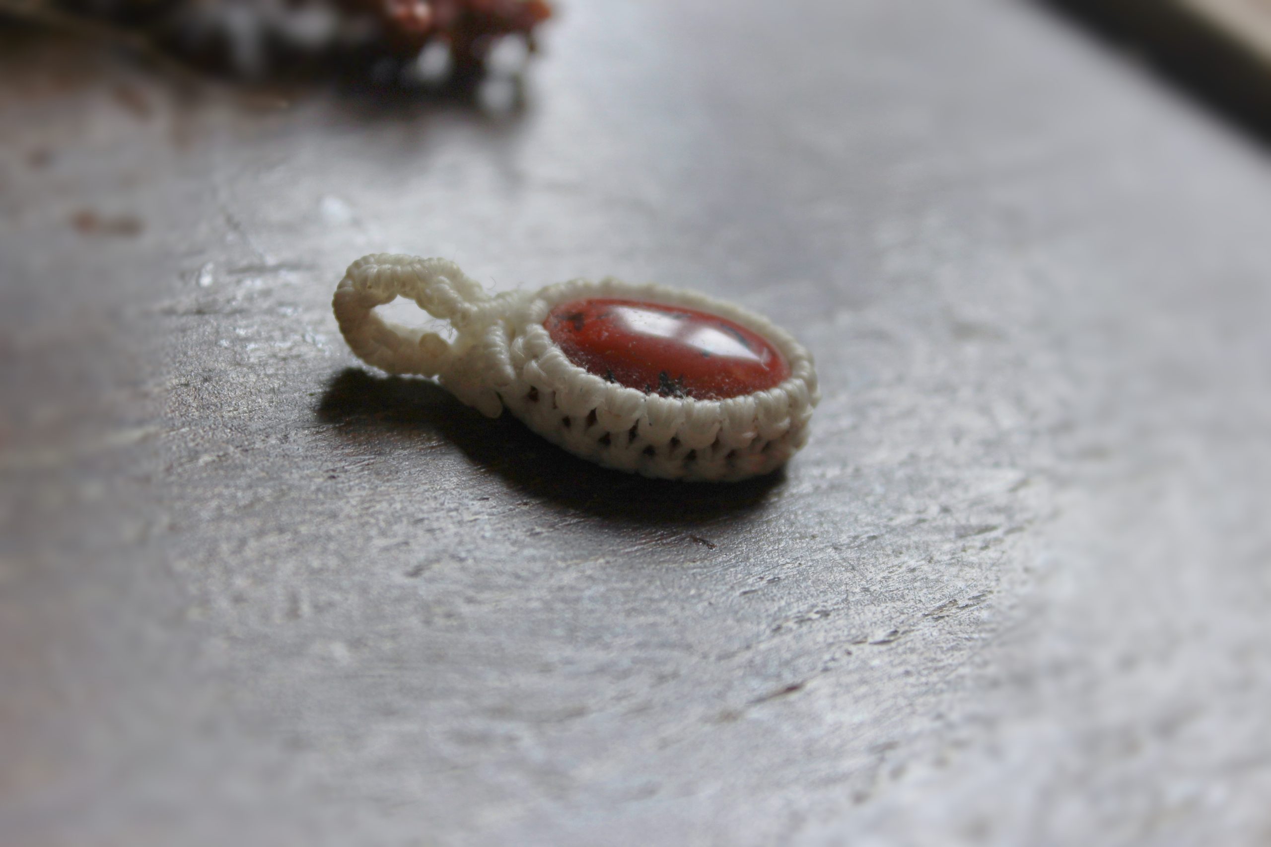 Pendentif en micro macramé blanc avec pierre de jaspe rouge
