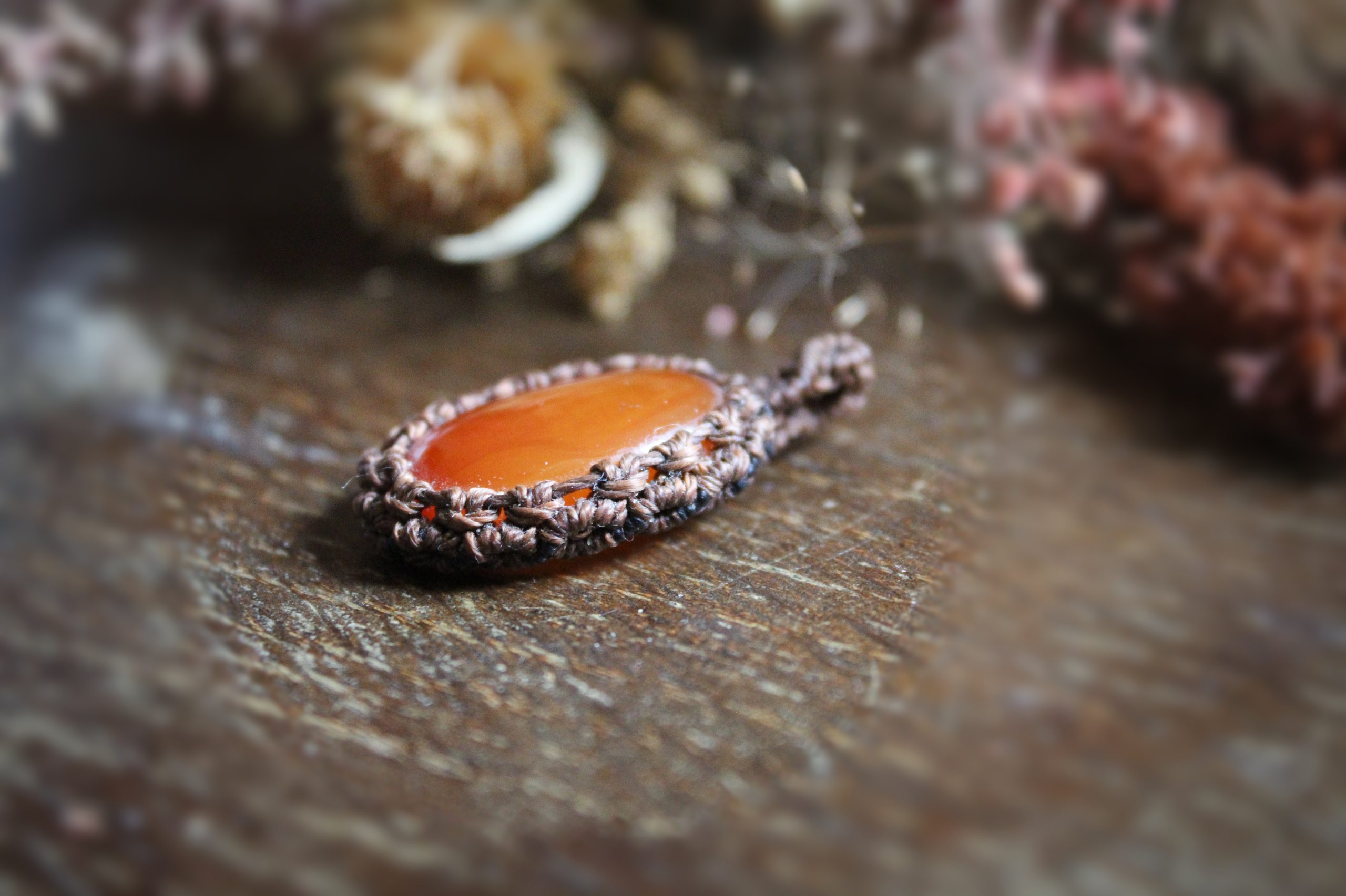 Pendentif en micro macramé marron avec pierre de cornaline
