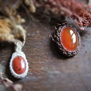 Pendentifs en micro macramé avec des pierres rouges