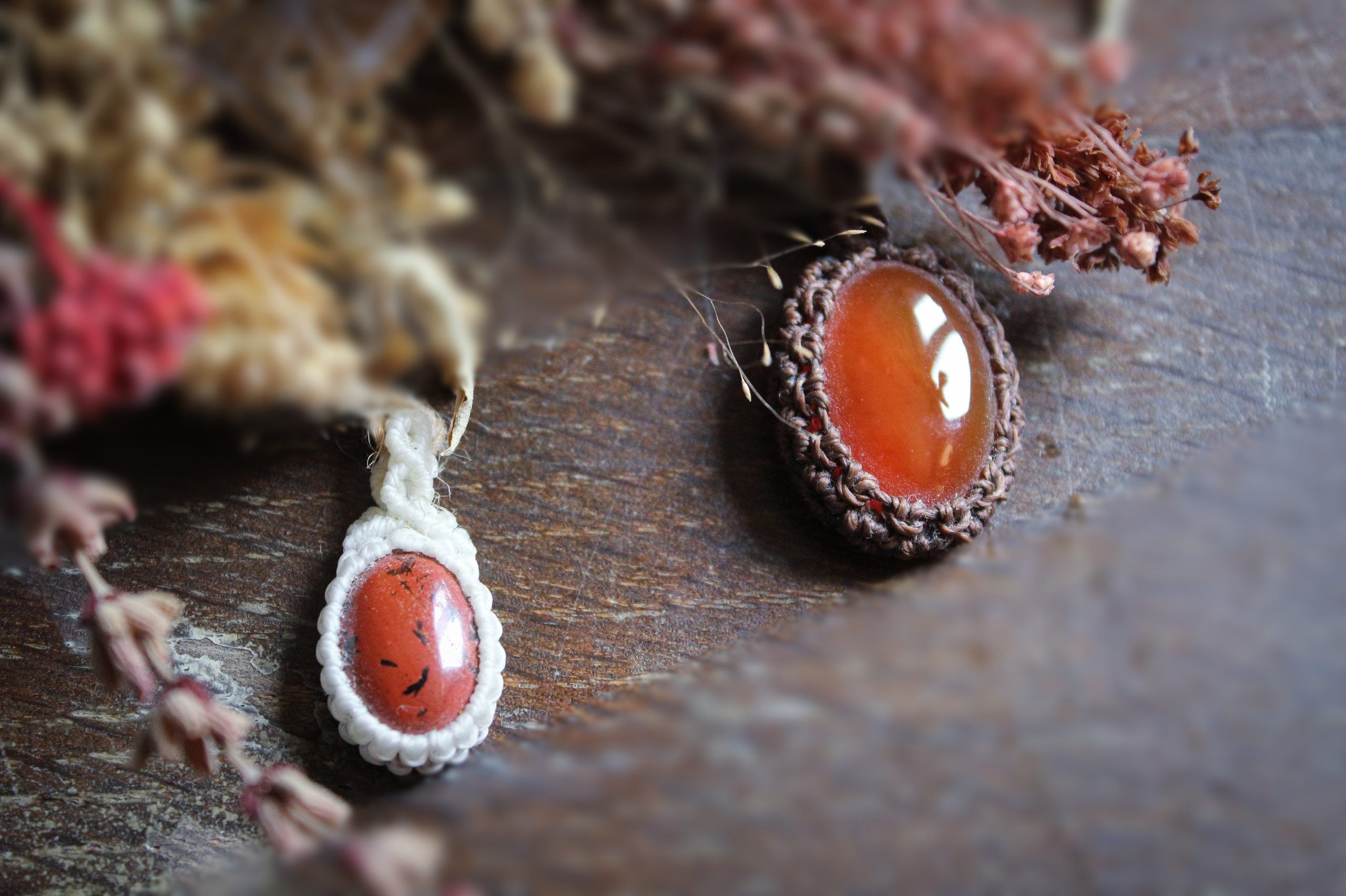 Pendentifs en micro macramé avec des pierres rouges