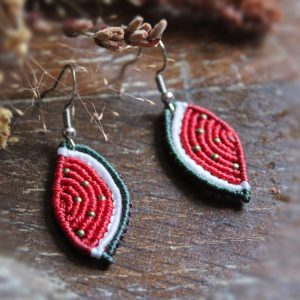 Boucles d'oreilles en micro macramé Pastèque
