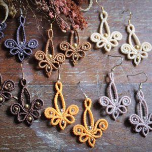 Boucles d'oreilles micro macramé arabesque multiples choix de couleurs
