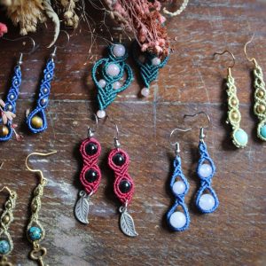Boucles d'oreilles en micro macramé avec pierres énergétiques multiples