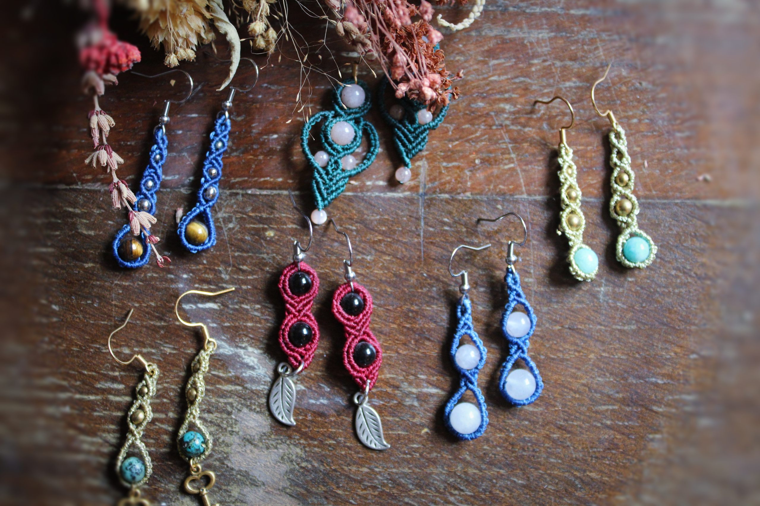 Boucles d'oreilles en micro macramé avec pierres énergétiques multiples