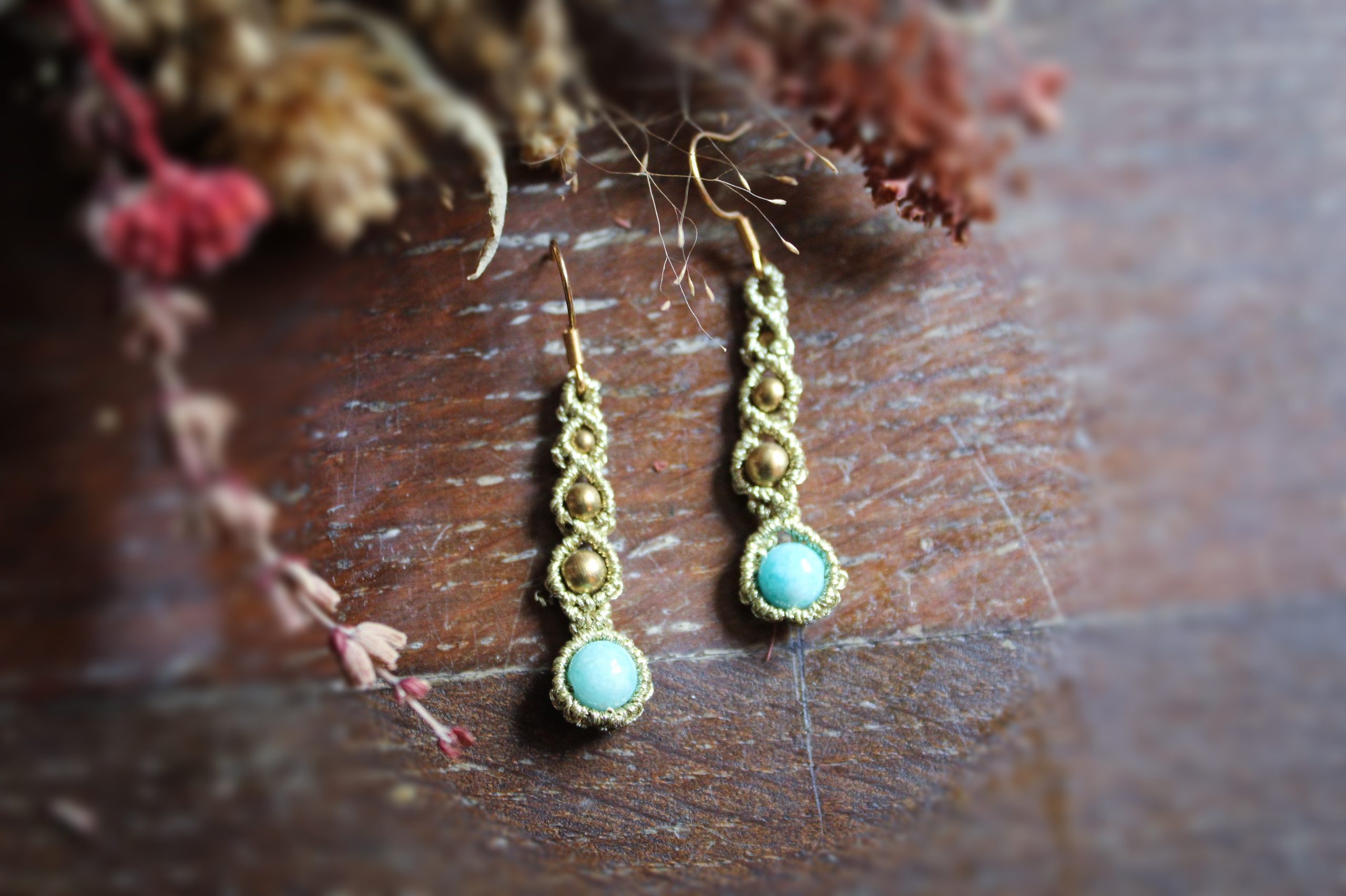 Boucles d'oreilles en micro macramé doré avec perles d'amazonite