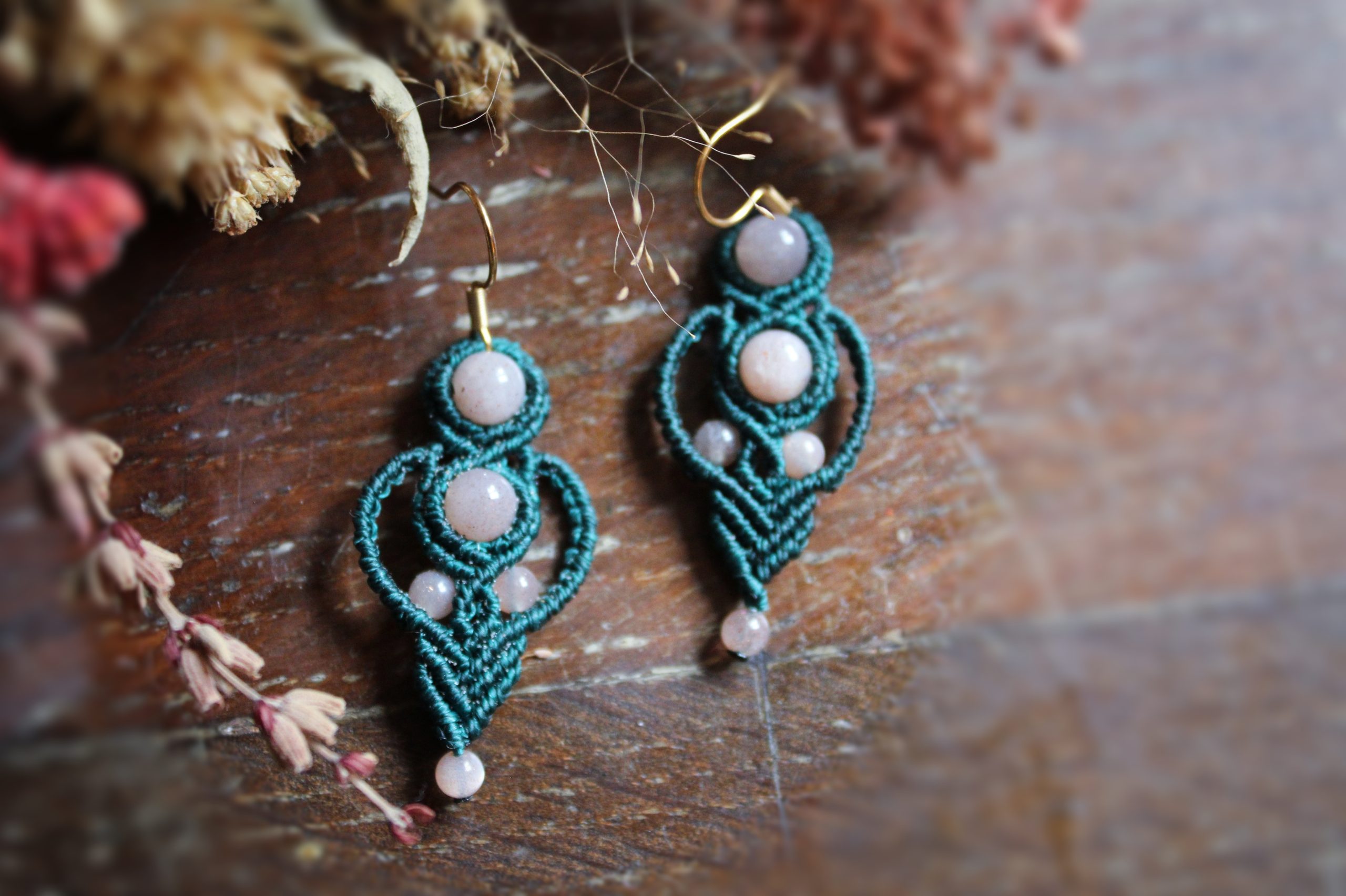 Boucles d'oreilles en micro macramé vert sapin avec perles de pierre de soleil