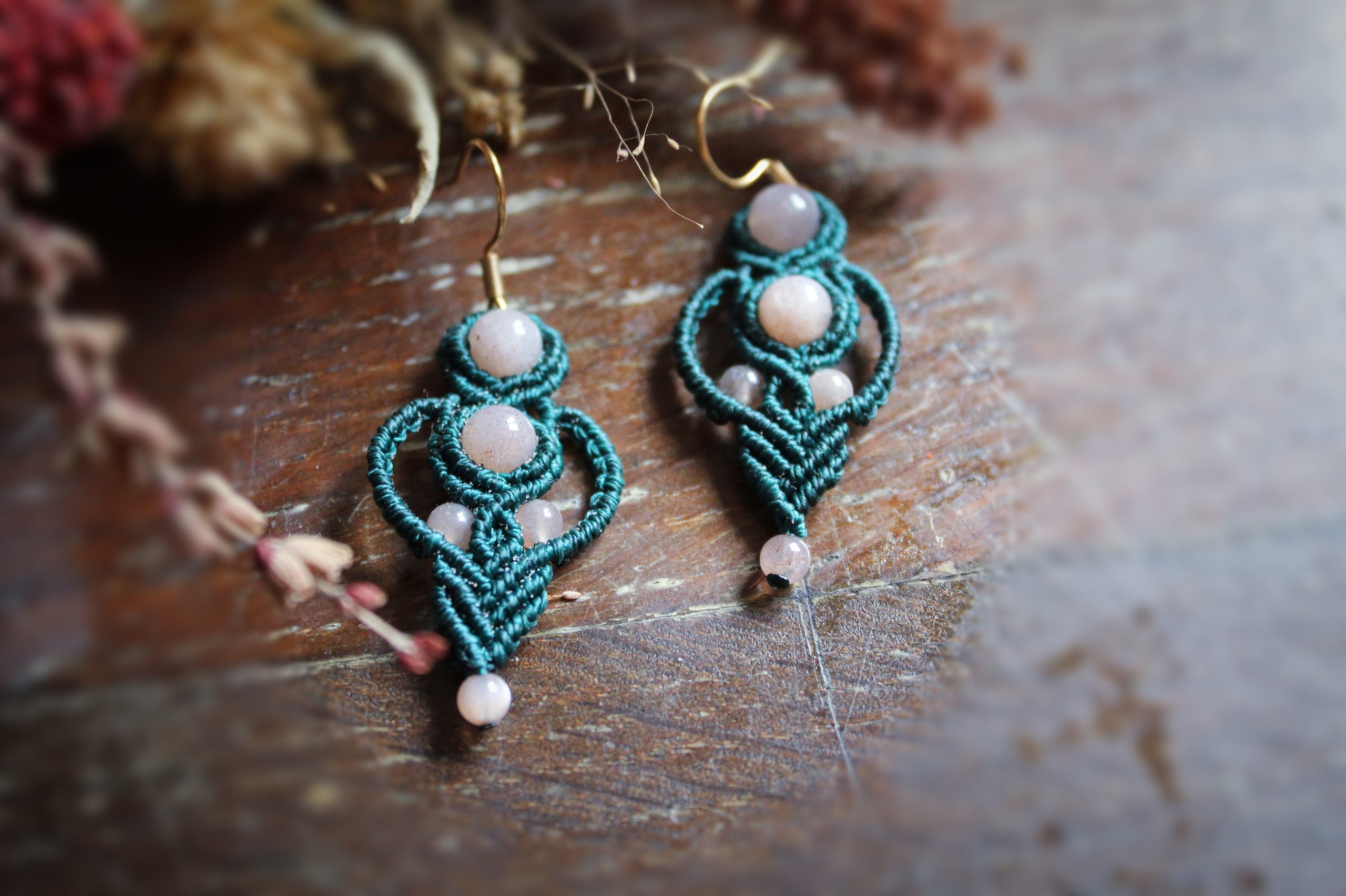 Boucles d'oreilles en micro macramé vert sapin avec perles de pierre de soleil