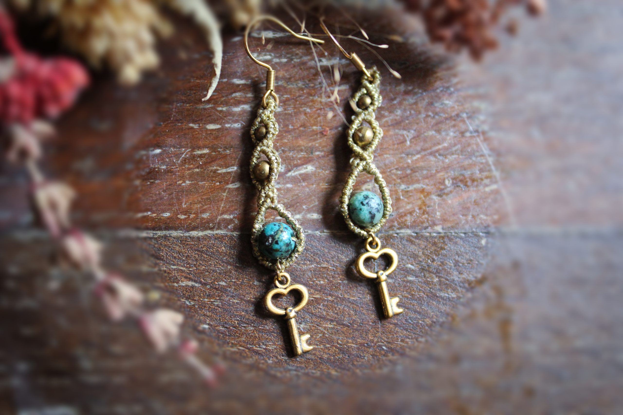 Boucles d'oreilles en micro macramé doré avec perles de turquoise africaine et pampille clé