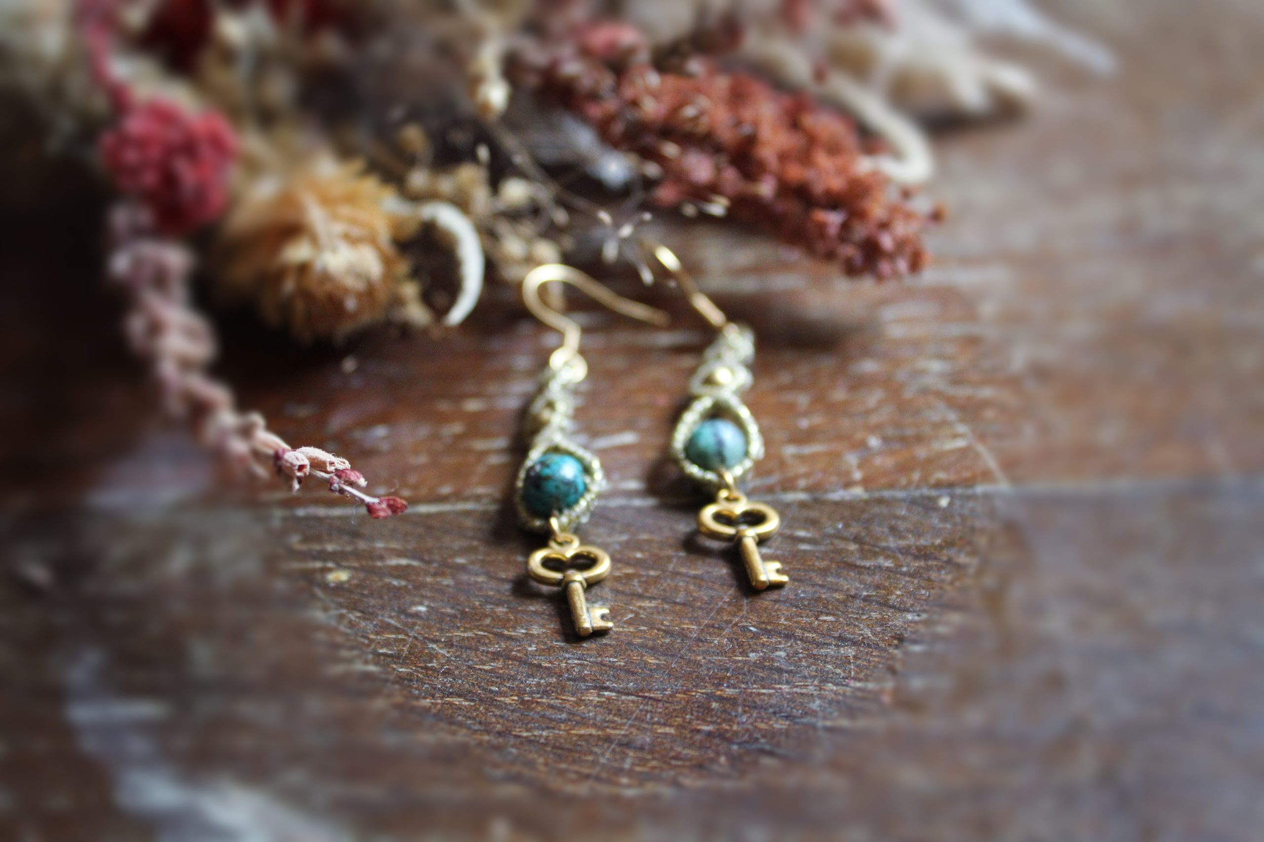 Boucles d'oreilles en micro macramé doré avec perles de turquoise africaine et pampille clé
