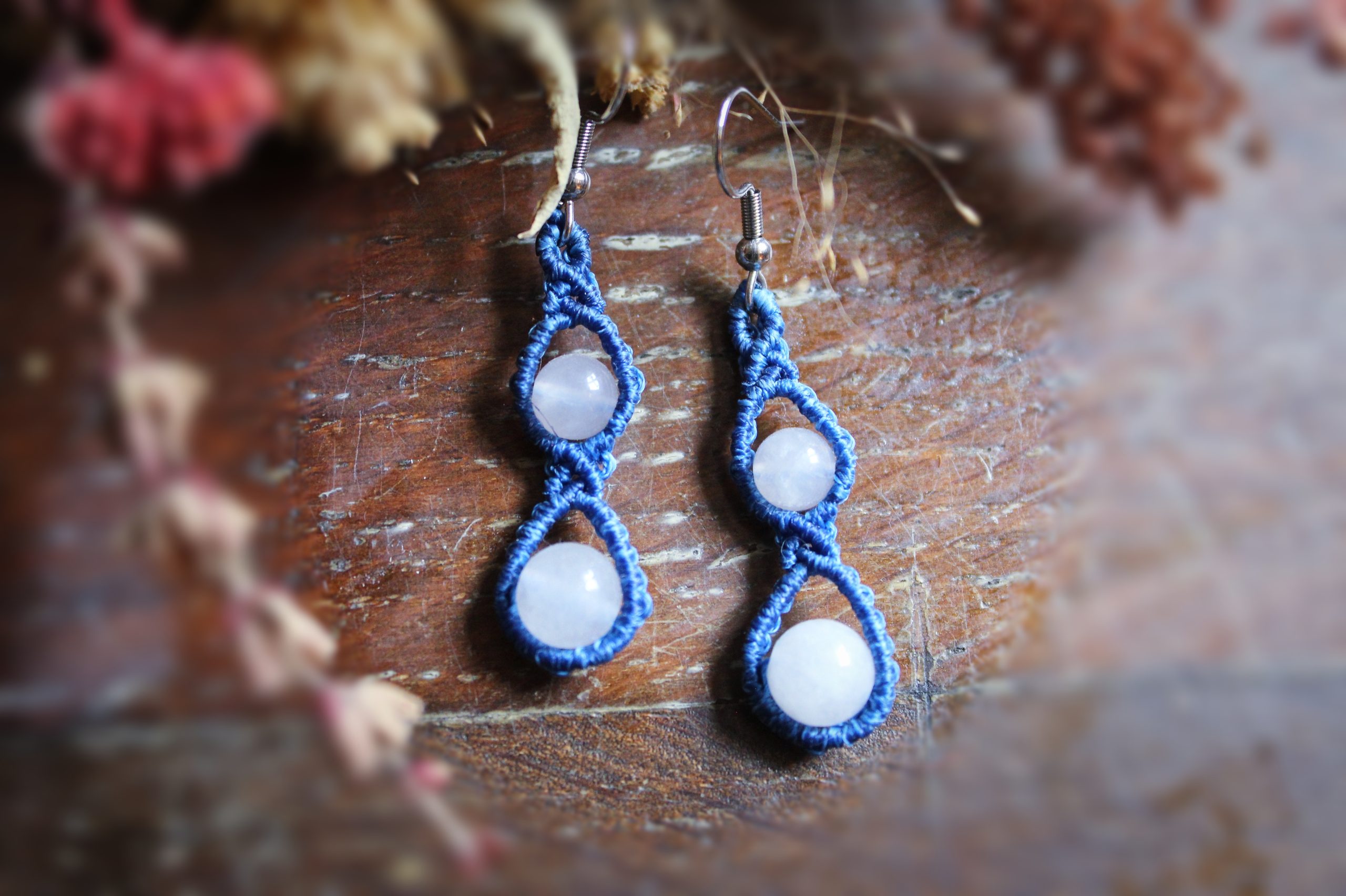 Boucles d'oreilles en micro macramé bleu avec perles de quartz rose