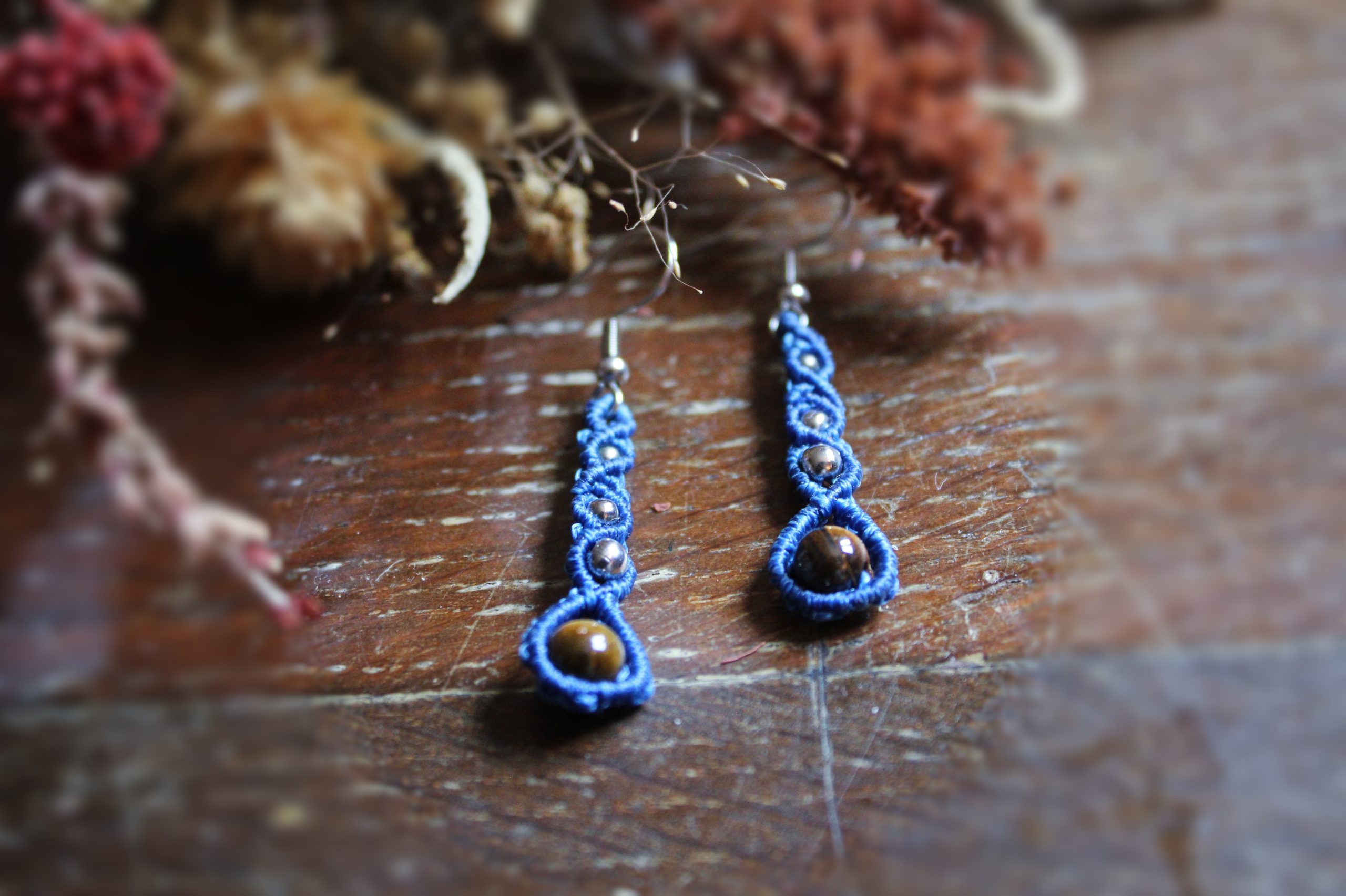 Boucles d'oreilles en micro macramé bleu avec perles d'œil de tigre