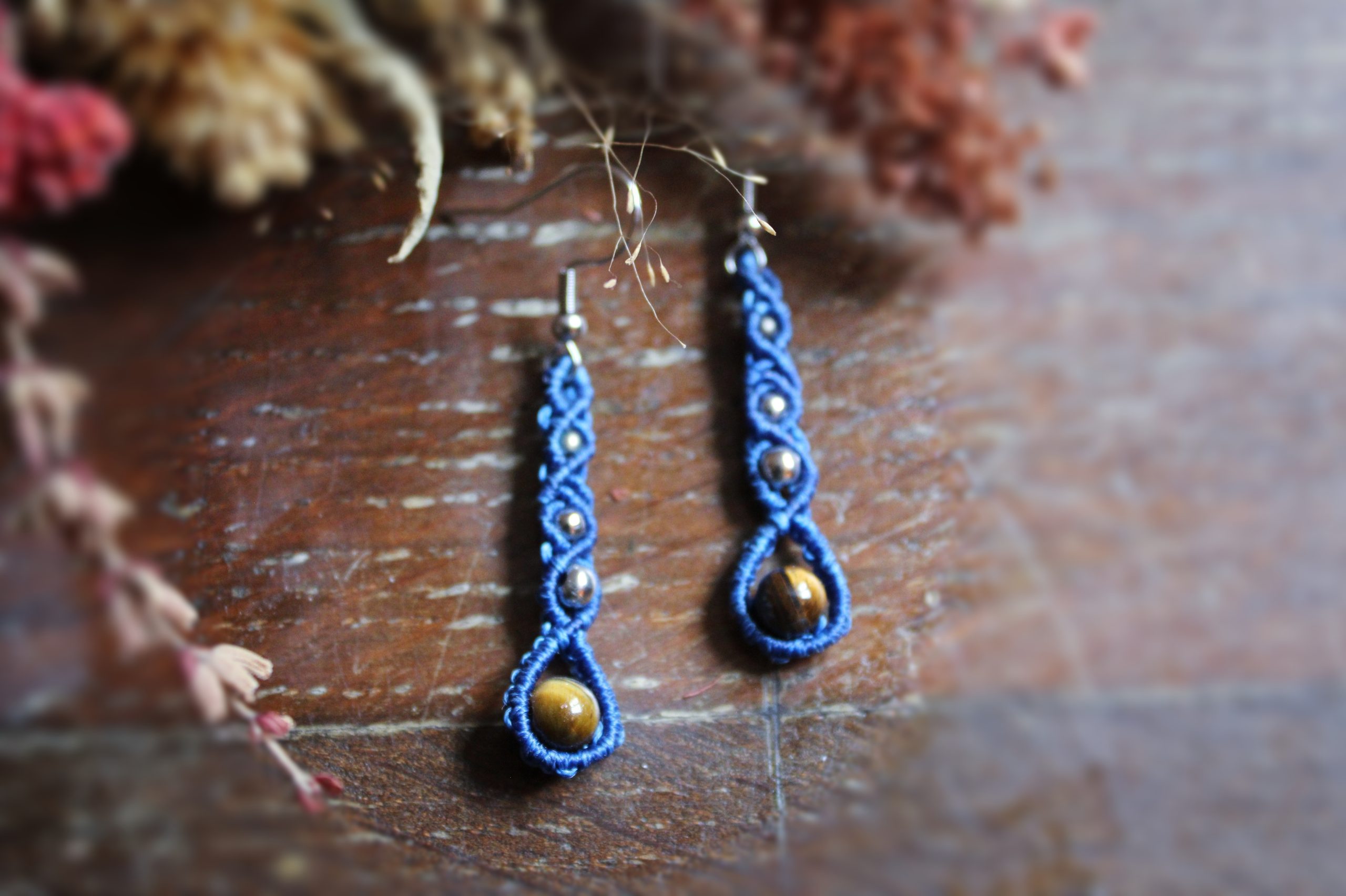 Boucles d'oreilles en micro macramé bleu avec perles d'œil de tigre