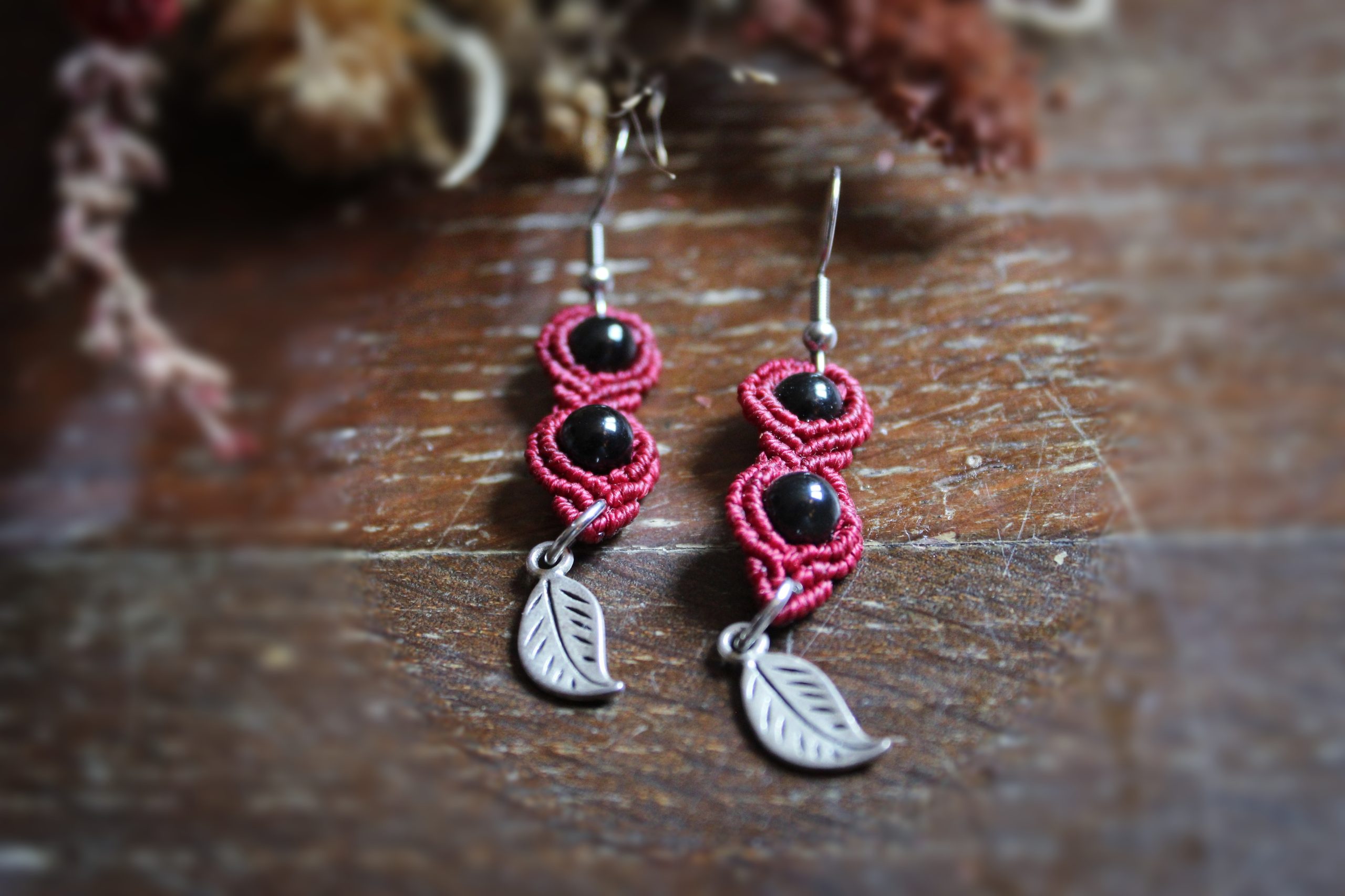 Boucles d'oreilles en micro macramé rouge avec perles de tourmaline et petites perles plumes