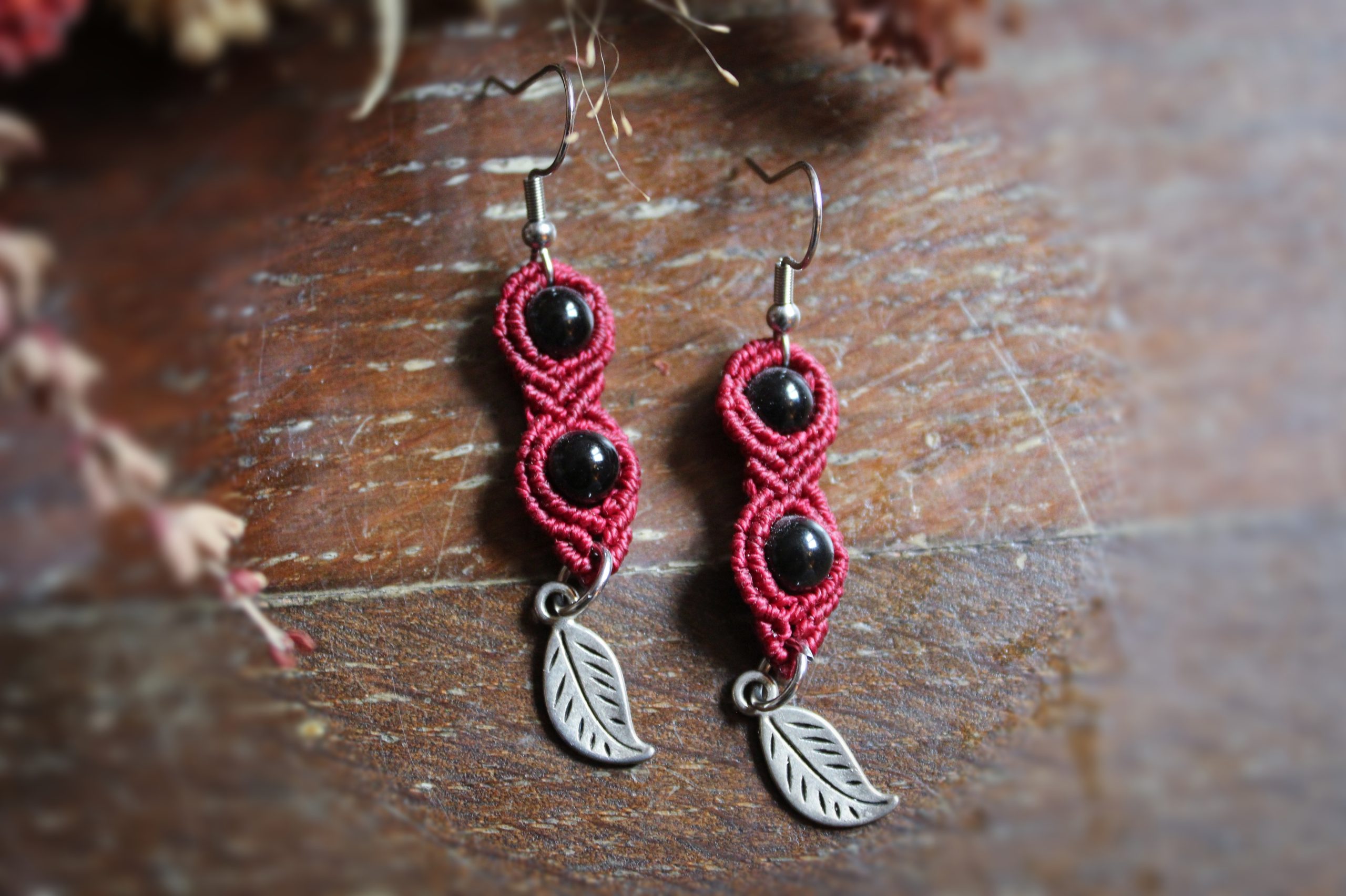 Boucles d'oreilles en micro macramé rouge avec perles de tourmaline et petites perles plumes