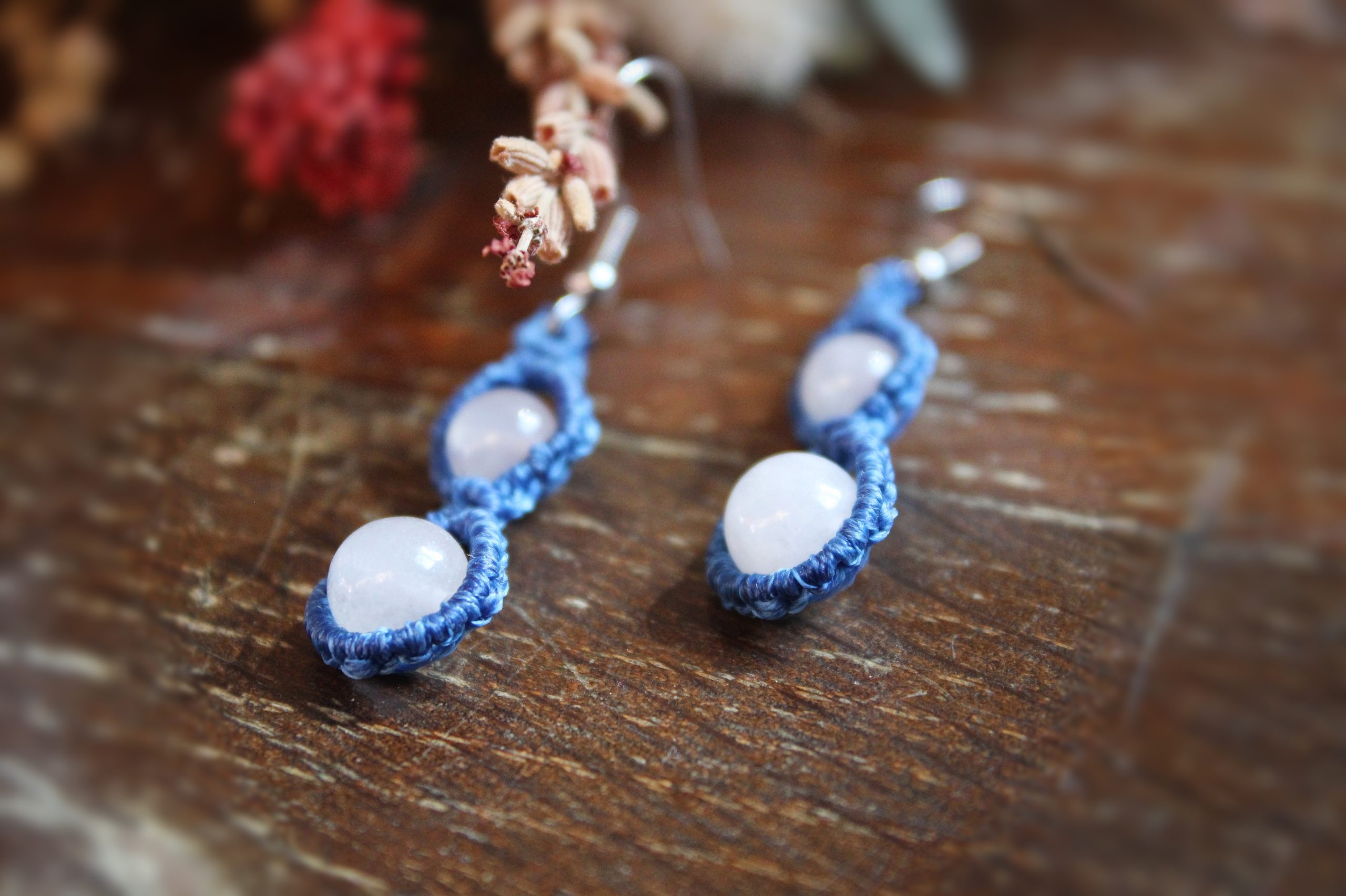 Boucles d'oreilles en micro macramé bleu avec perles de quartz rose
