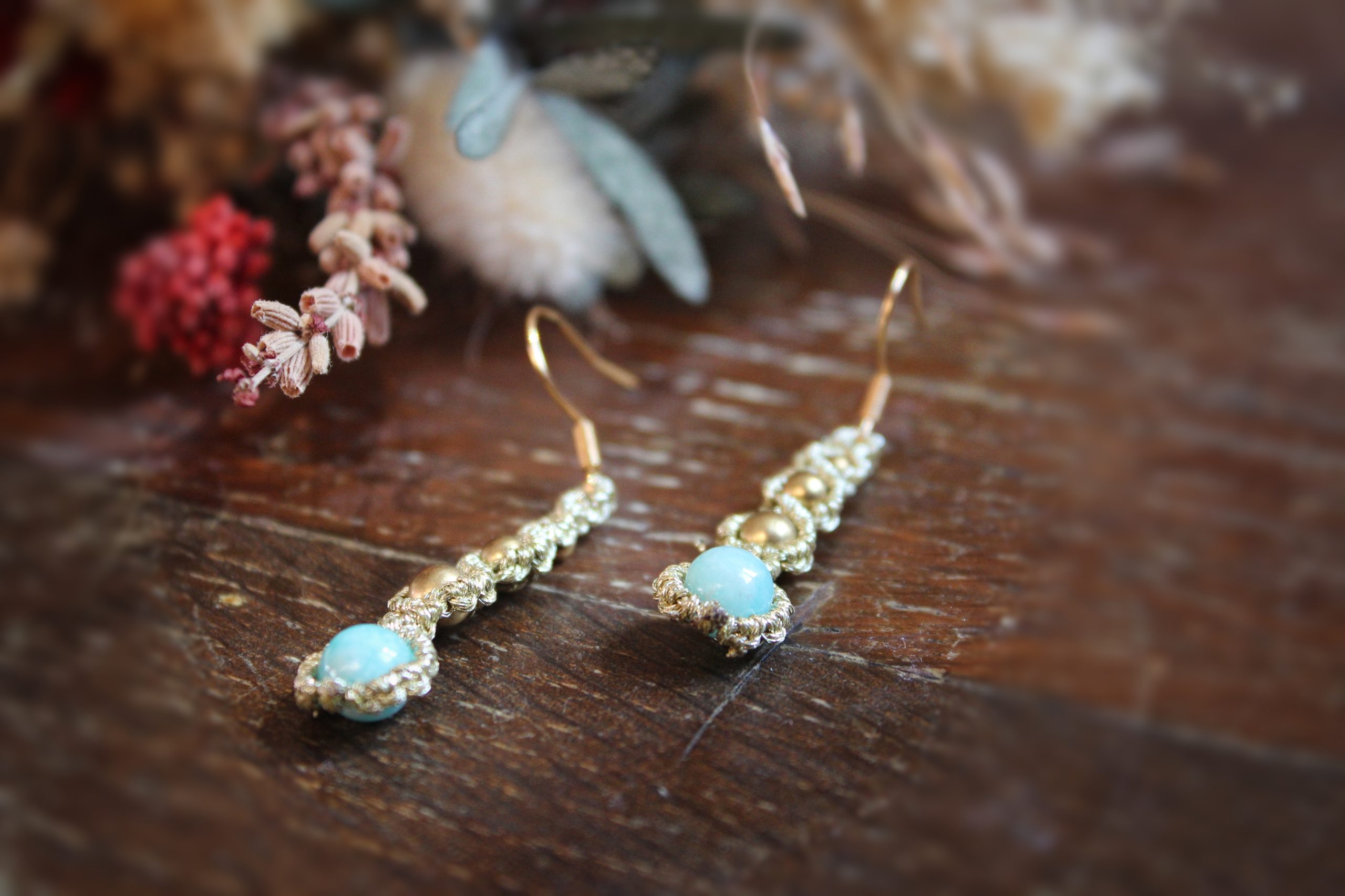 Boucles d'oreilles en micro macramé doré avec perles d'amazonite