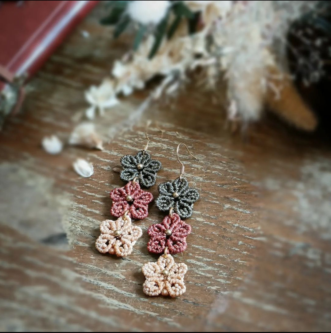 Boucles d'oreilles micro macramé représentant 3 fleurs chocolat, rouille et curry