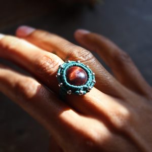 bague en micro macramé vert avec une pierre d'œil de taureau au centre